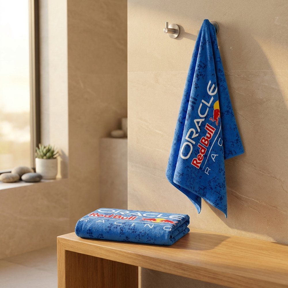 Un asciugamano blu con logo Oracle Red Bull Racing appeso a un gancio.