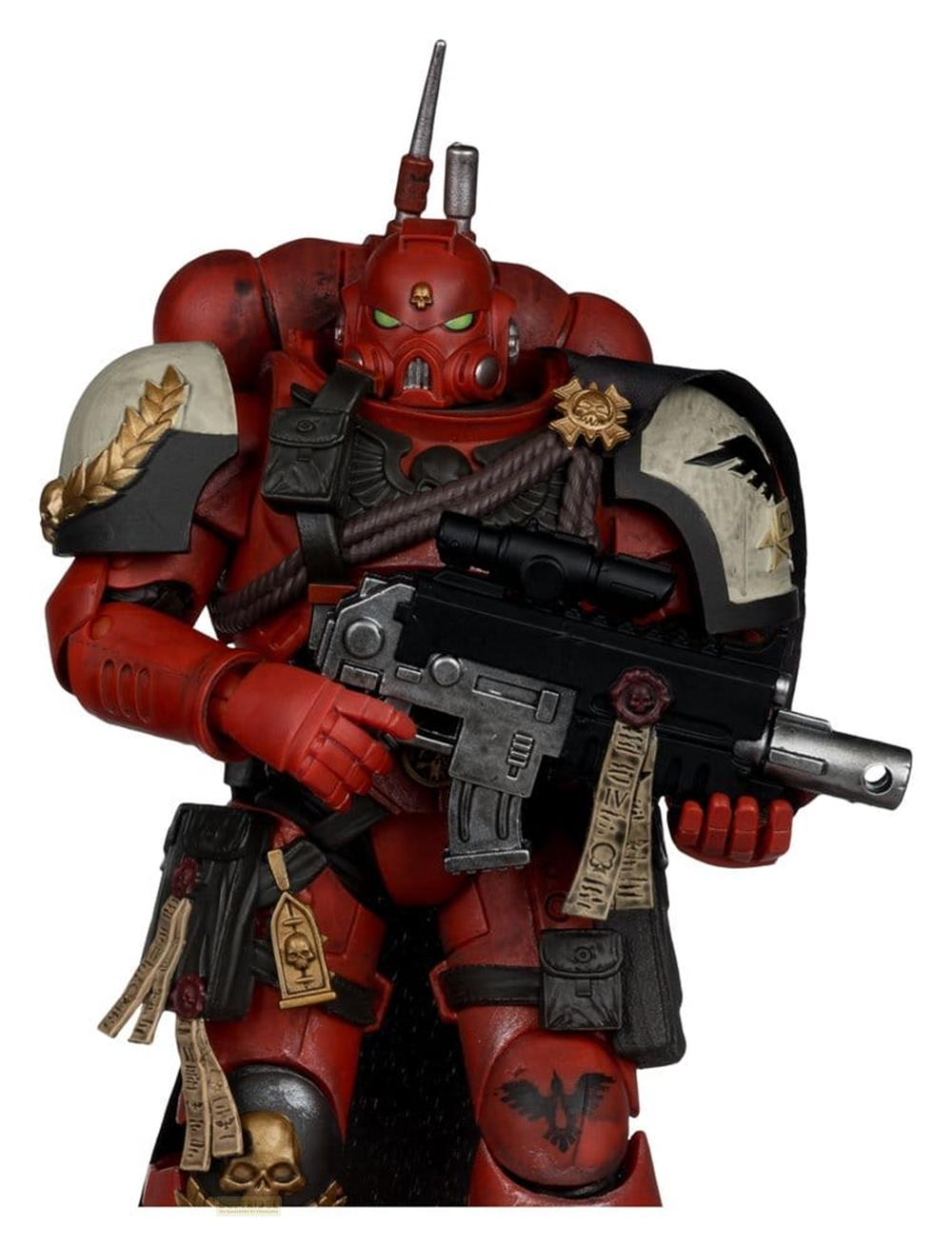 Ein roter Space Marine mit grünen Augen hält eine Waffe, weiße Schulterpanzer mit Lorbeeren.