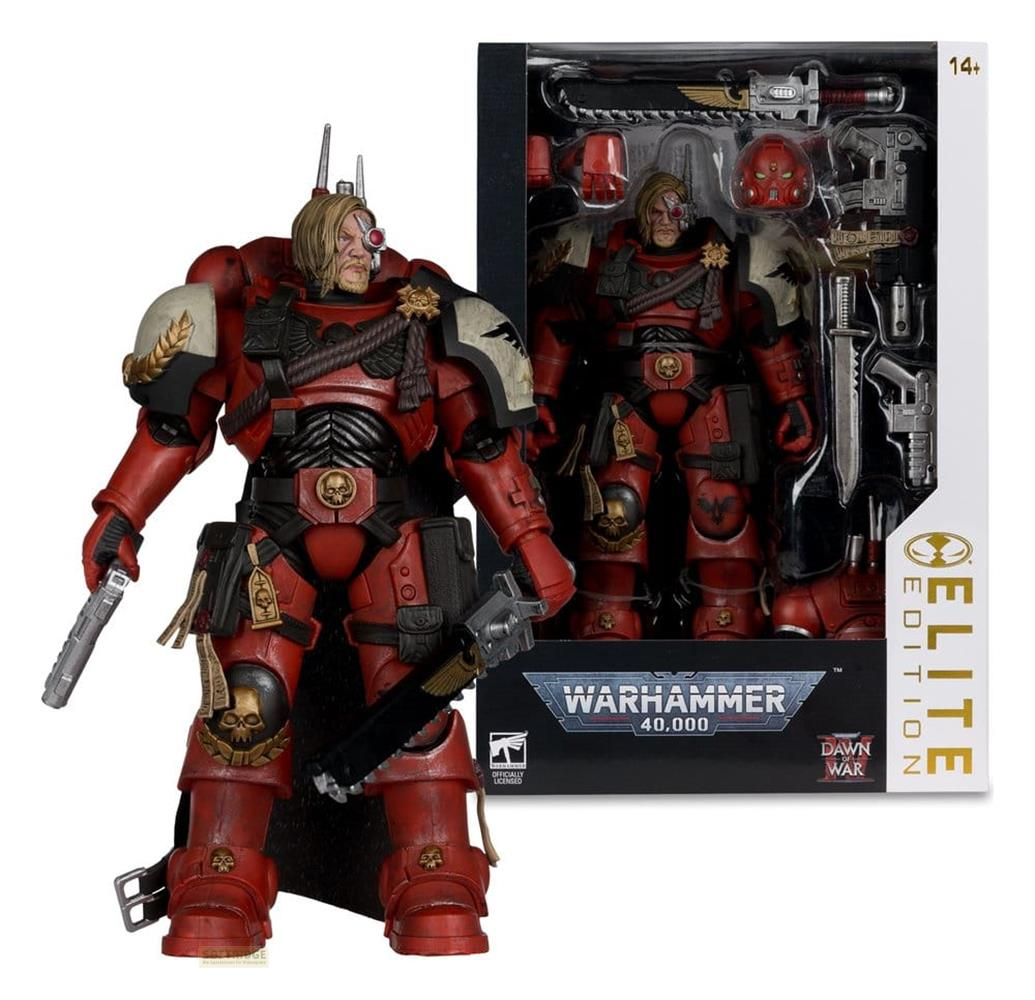 Warhammer 40.000 Actionfigur in roter Rüstung mit Goldrand, hält Pistole und Schwert.