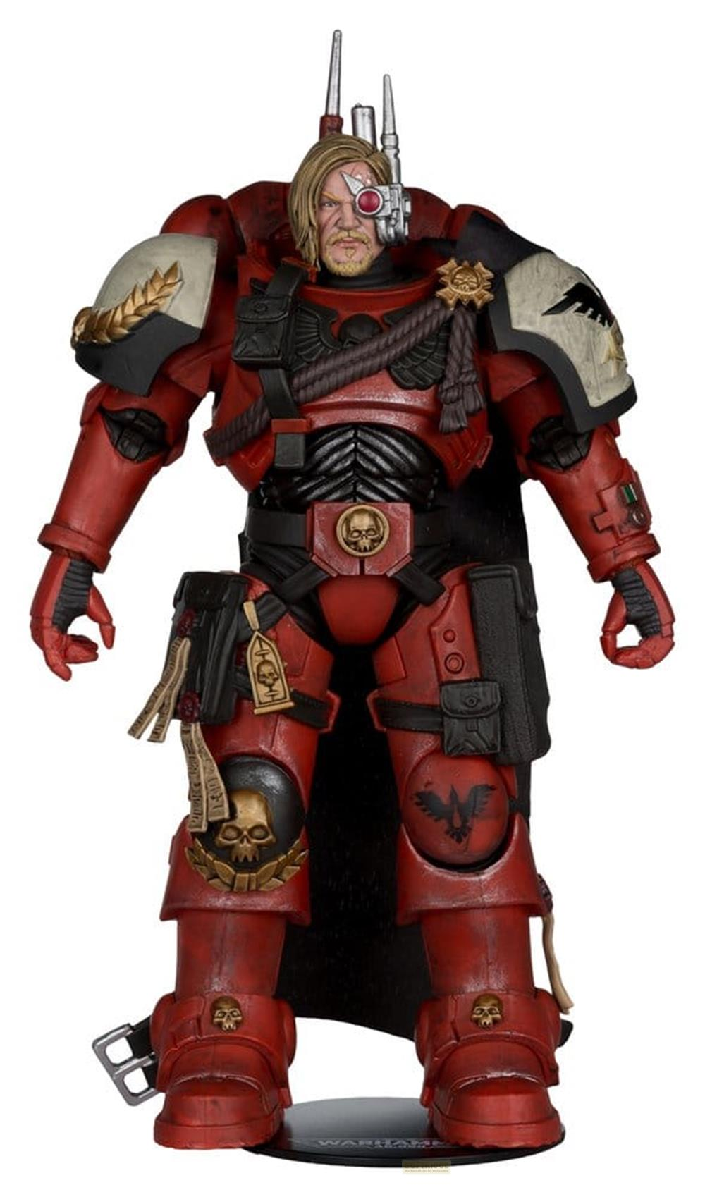 Eine rote Space Marine Figur mit einem kybernetischen Auge und blondem Haar.