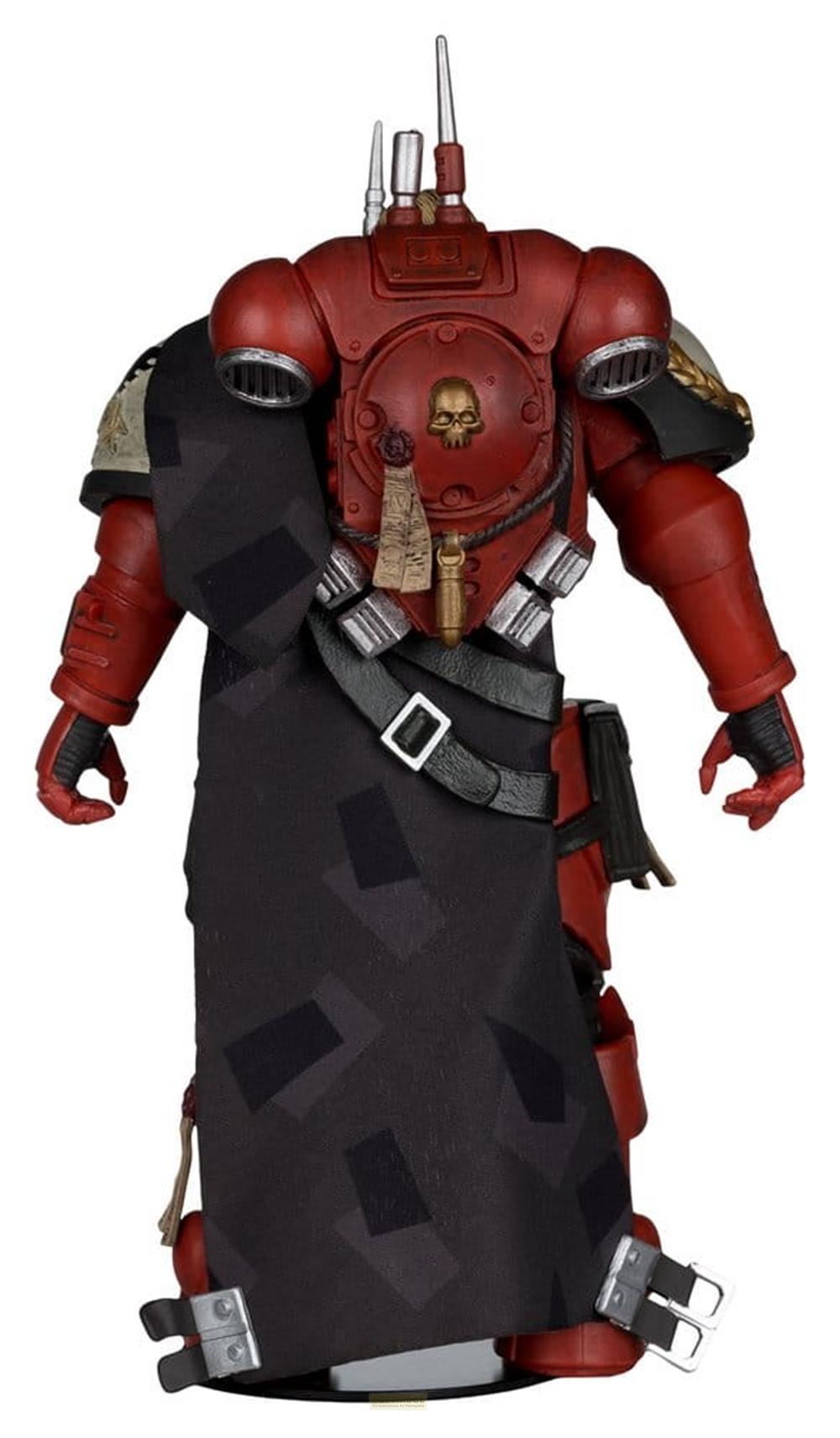 Rote Rüstung mit schwarzem Umhang und Totenkopf-Symbol. Steht auf einem Sockel.