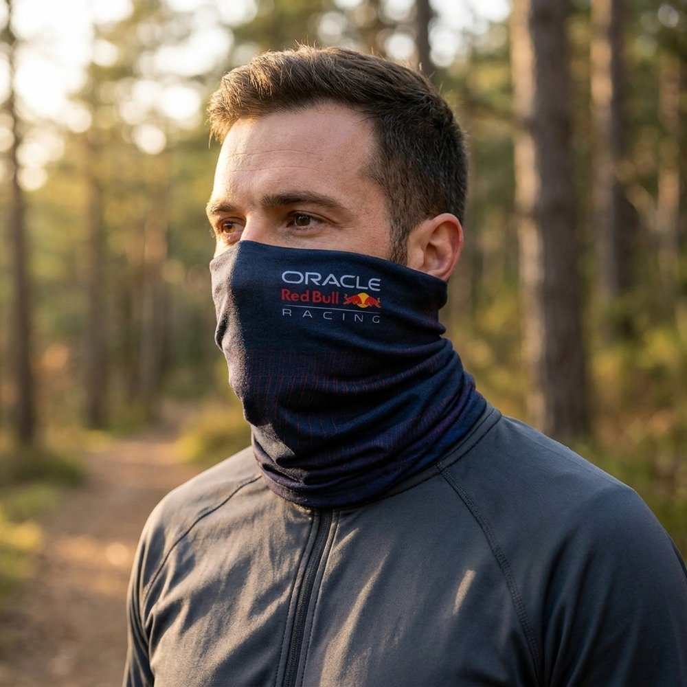 Uomo con scaldacollo Red Bull Racing e giacca nella foresta