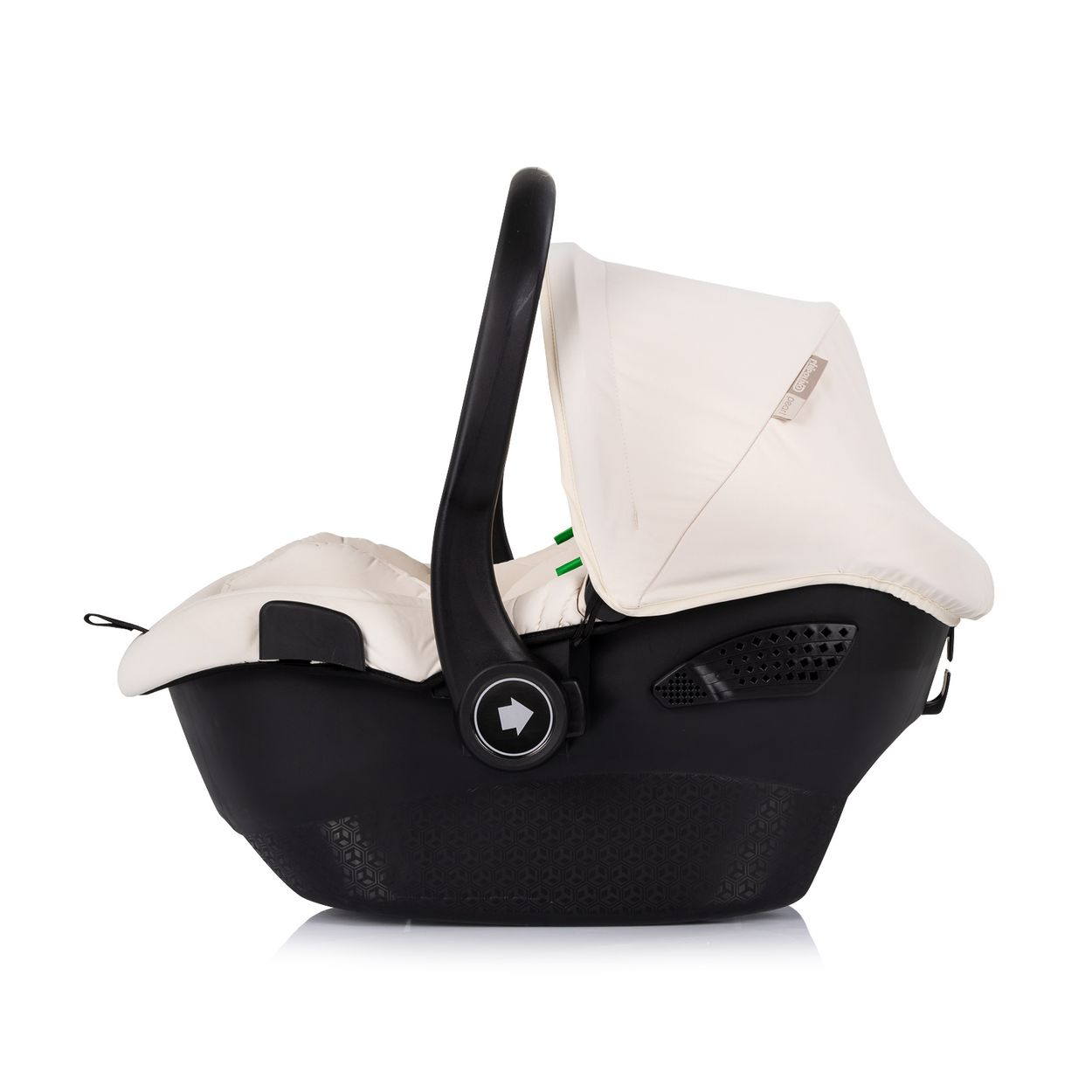 Schwarzer Kindersitz mit cremefarbener Haube und Griff auf weißem Grund.