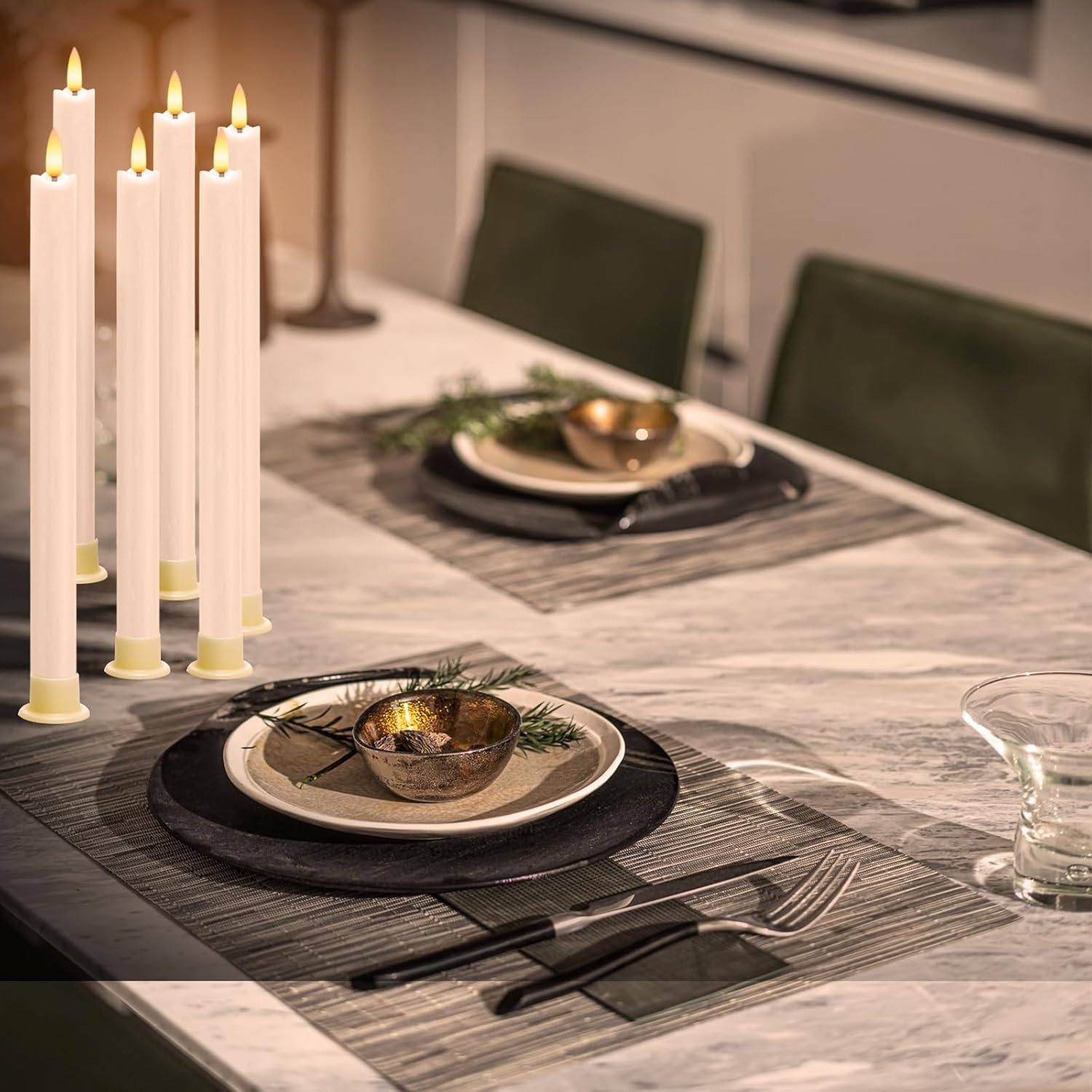 Fünf brennende elfenbeinfarbene Kerzen stehen auf einem Marmortisch für ein Abendessen.