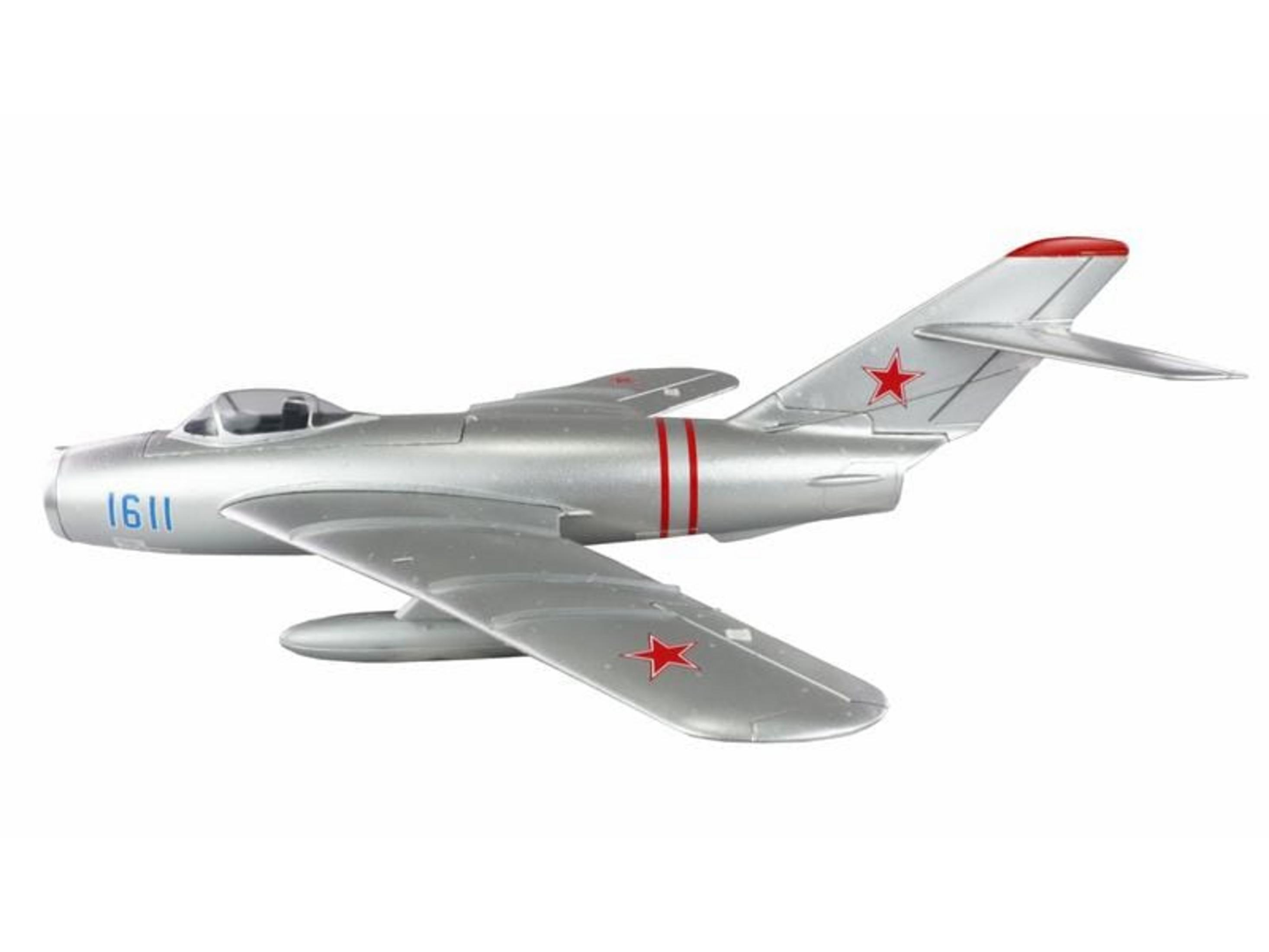 Un jet soviétique argenté avec des étoiles et des marquages rouges.