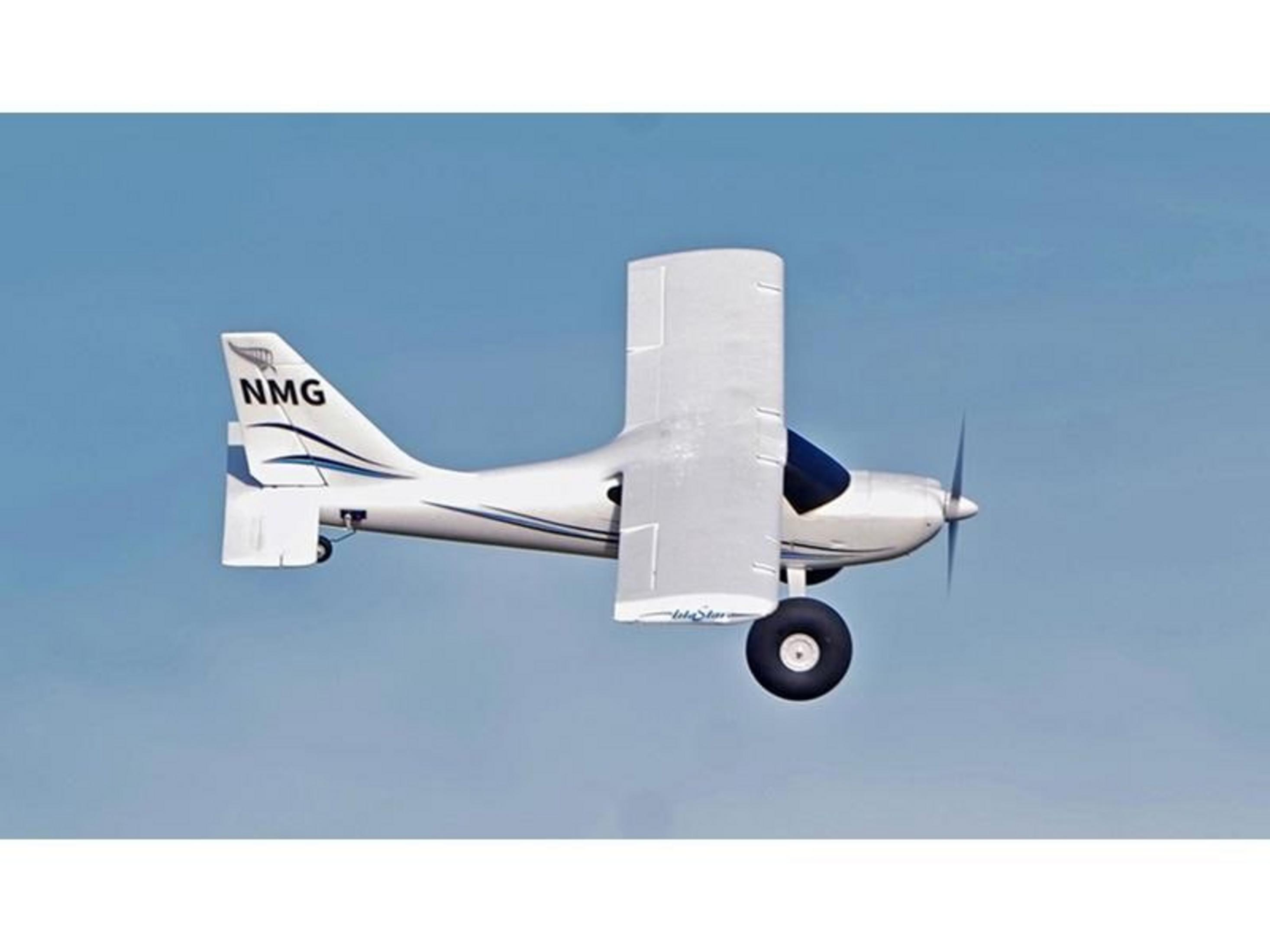 Un petit avion blanc avec une hélice vole dans le ciel bleu clair.