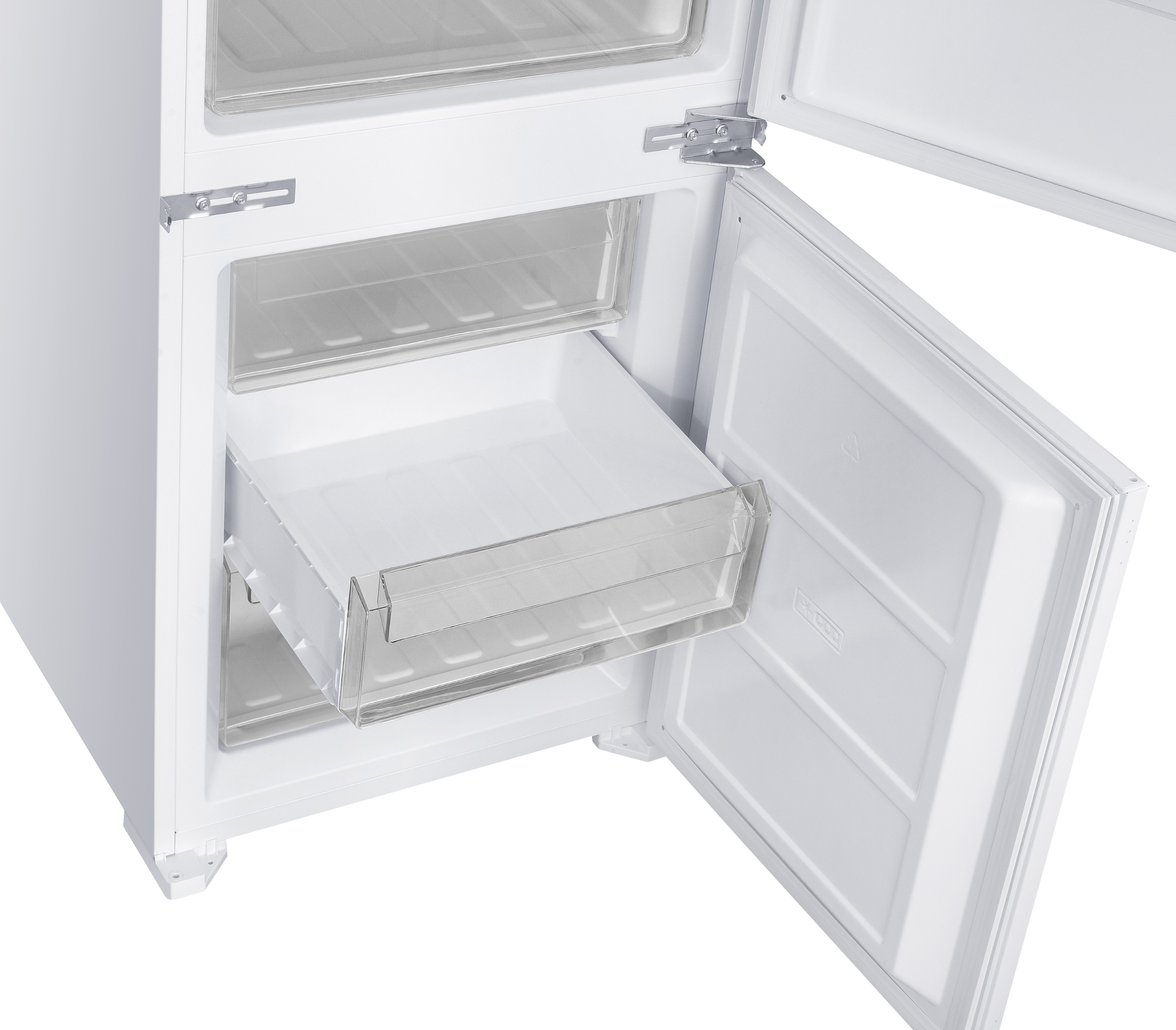 Ein weißer Kühlschrank mit geöffneter Tür und durchsichtigen Schubladen.