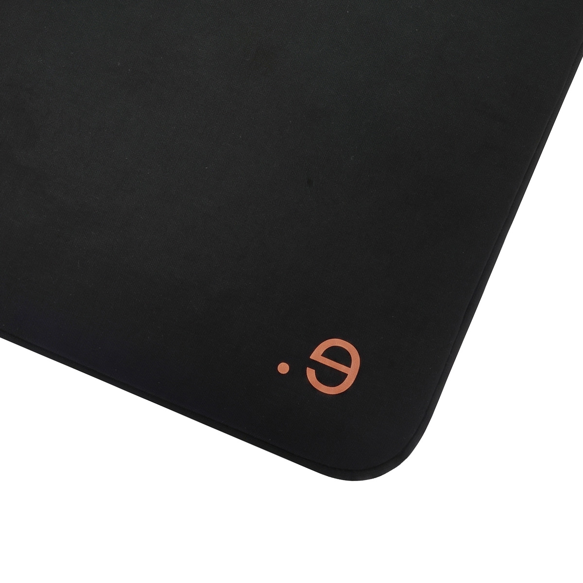 Tappetino mouse nero con logo color rame e sfondo bianco.
