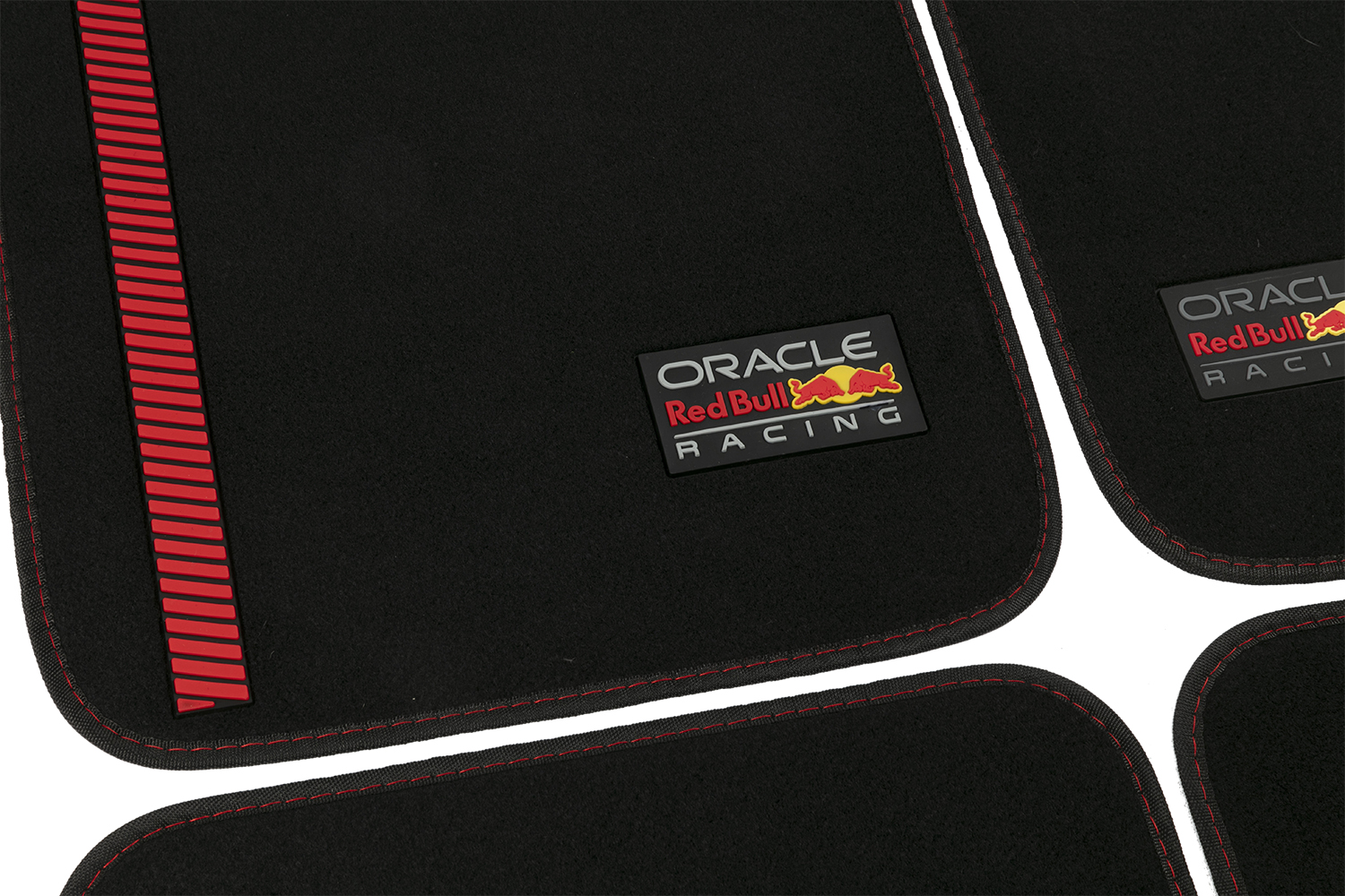 Tappetini neri con cuciture rosse e logo Oracle Red Bull Racing.