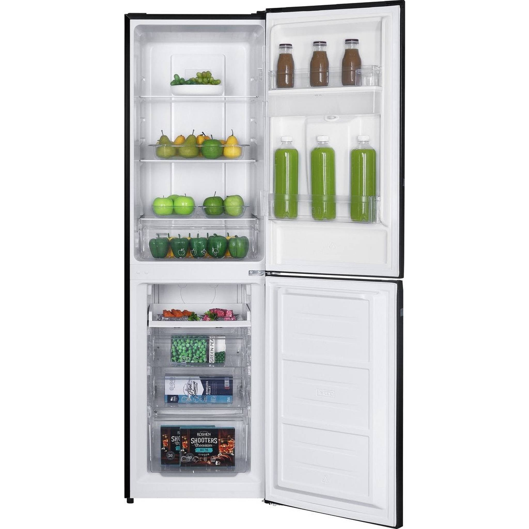 Open zwarte koelkast met voedsel: flessen, fruit, groenten, diepvries.