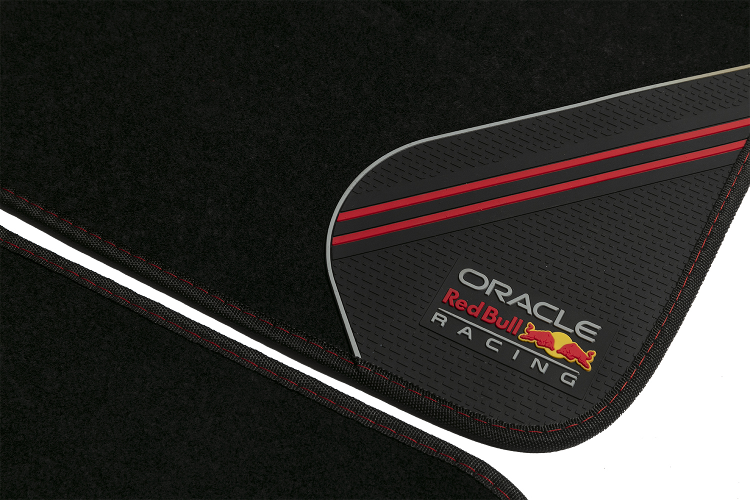 Tappeto nero con finiture rosse e bianche. Logo Oracle Red Bull Racing.