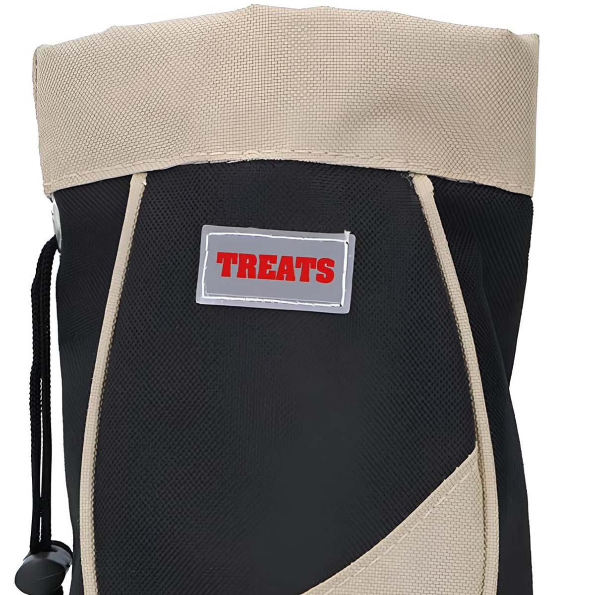 Borsa nera con bordo beige ed etichetta grigia con scritto TREATS.