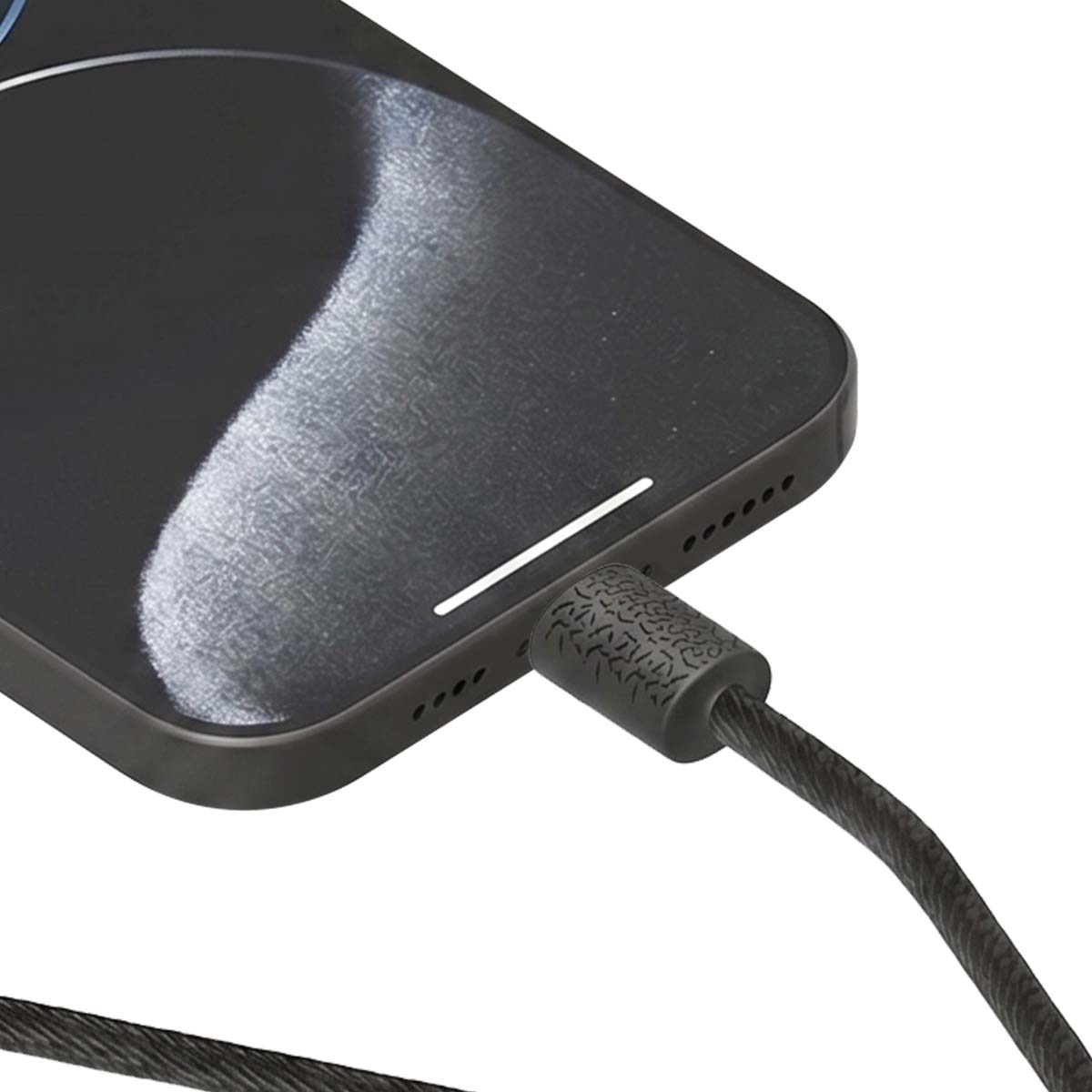 Un cavo di ricarica nero è collegato a uno smartphone nero.