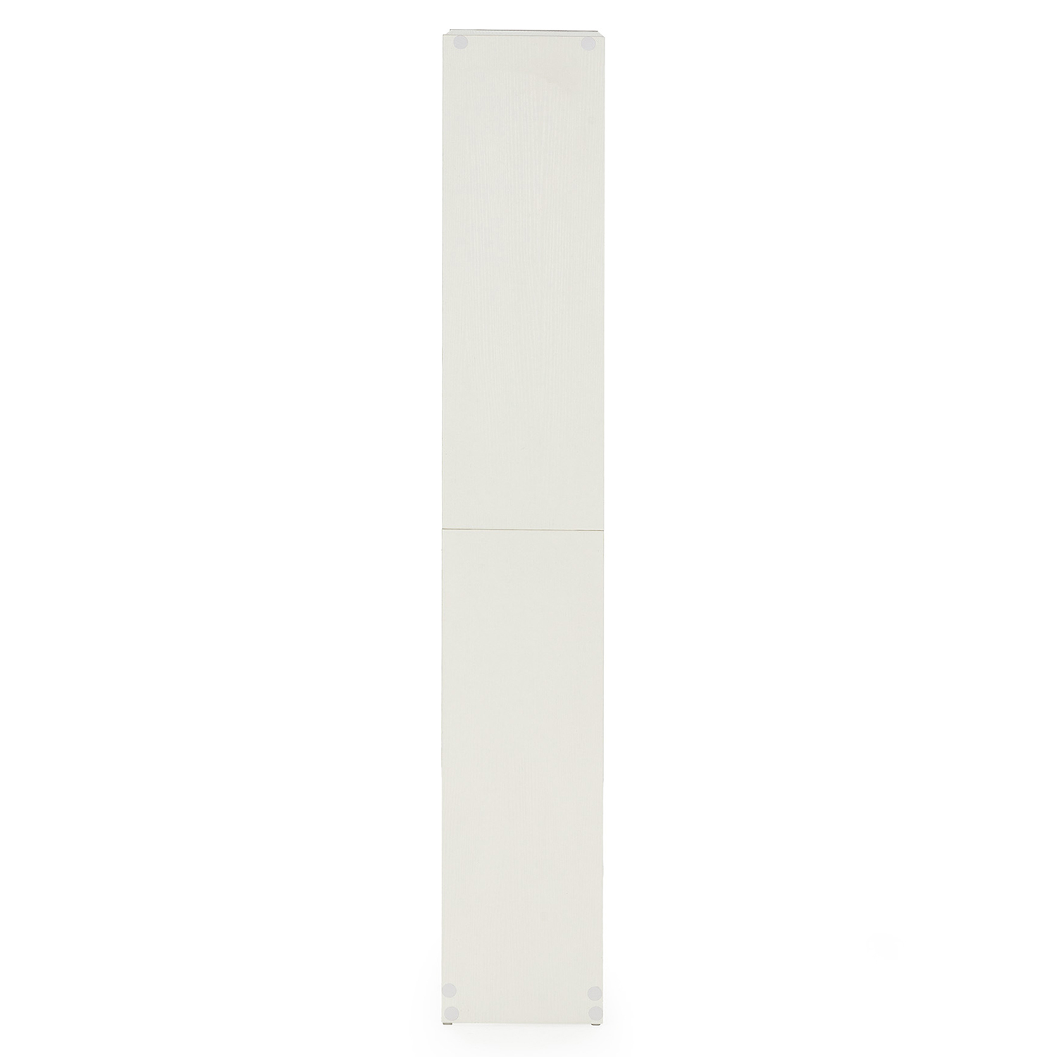 Un mueble estrecho, alto y blanco con textura vertical y patas plateadas.