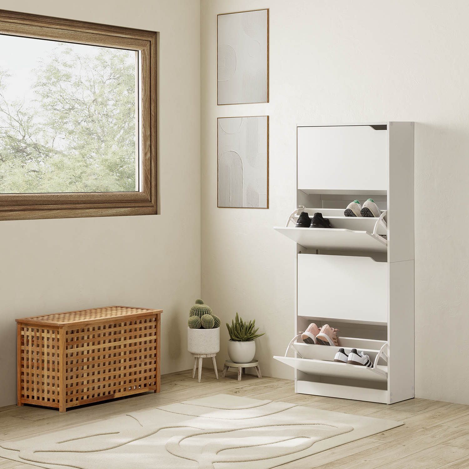 Un zapatero blanco con compartimentos abiertos y zapatos se encuentra junto a una ventana con detalles de madera.