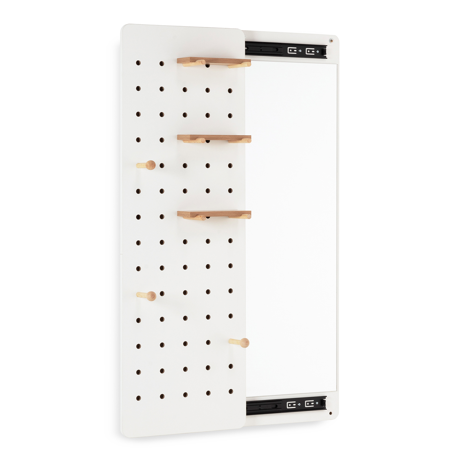 Tablero perforado blanco con estantes y clavijas de madera, junto a un espejo blanco con rieles.