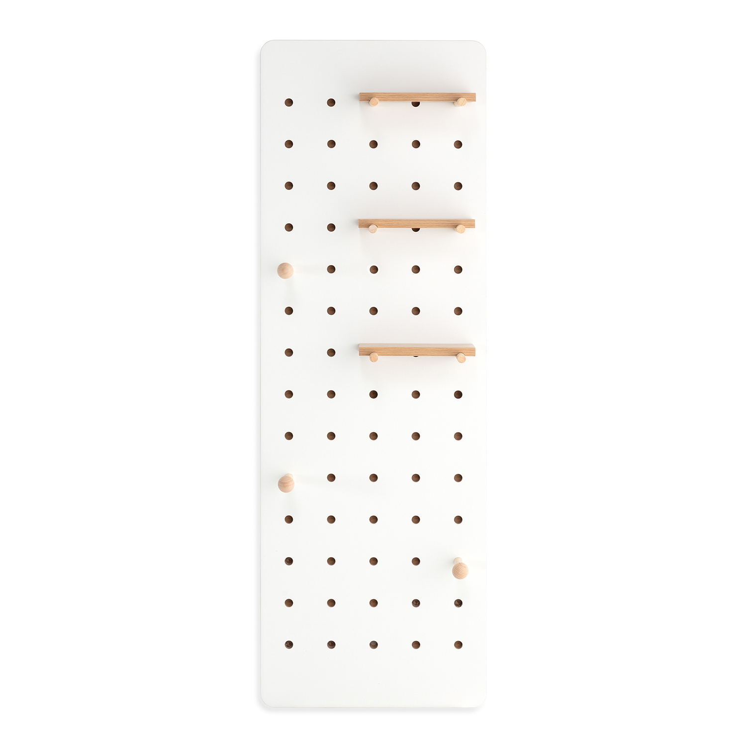 Tablero perforado blanco con tres estantes de madera y clavijas.