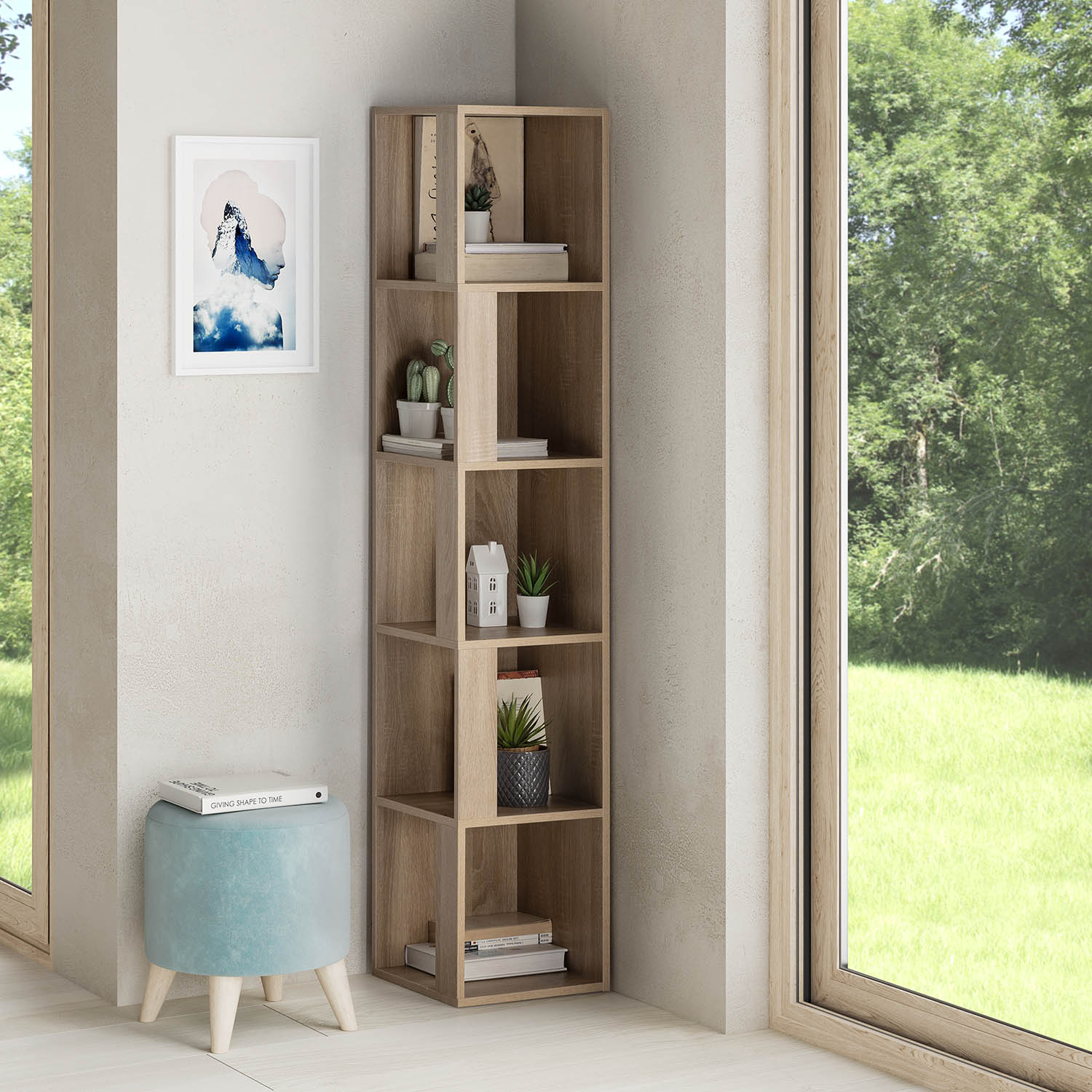 Una estantería alta de madera junto a una ventana. Un puf azul en primer plano.