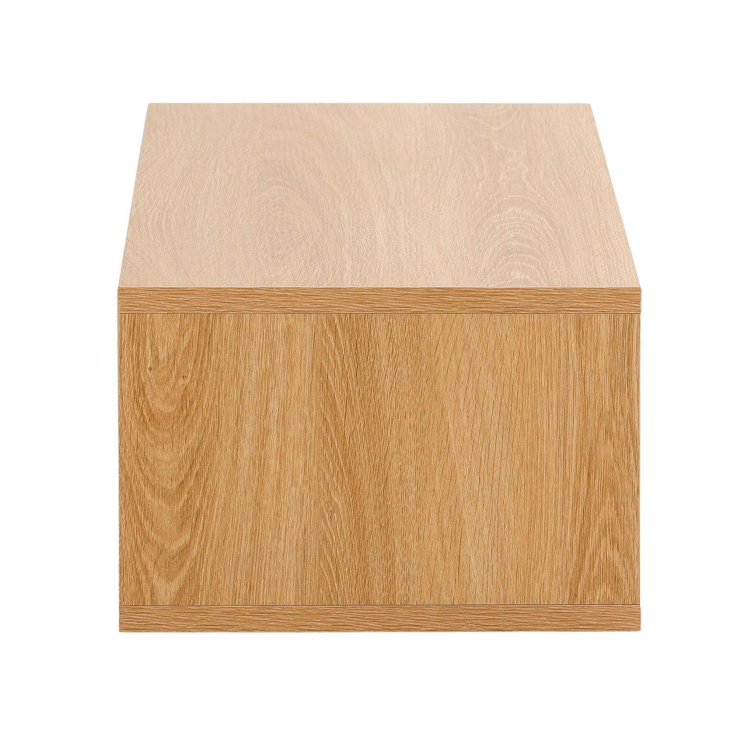 Un cubo de madera con veta visible sobre fondo blanco.