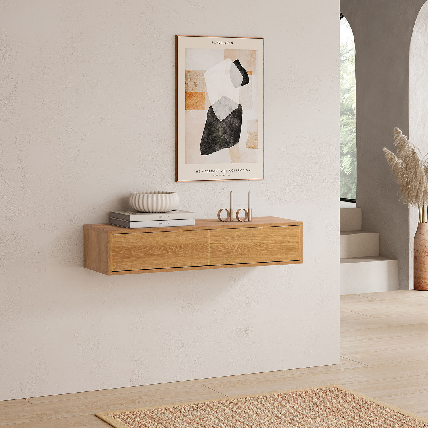 Un estante flotante de madera con dos cajones y objetos decorativos.