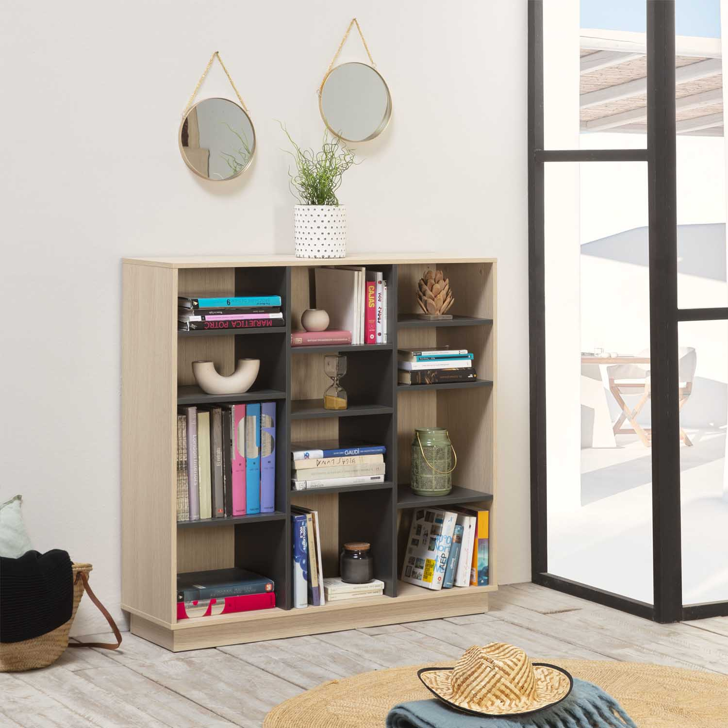 Estantería moderna de madera con libros, decoración y sombrero de paja.