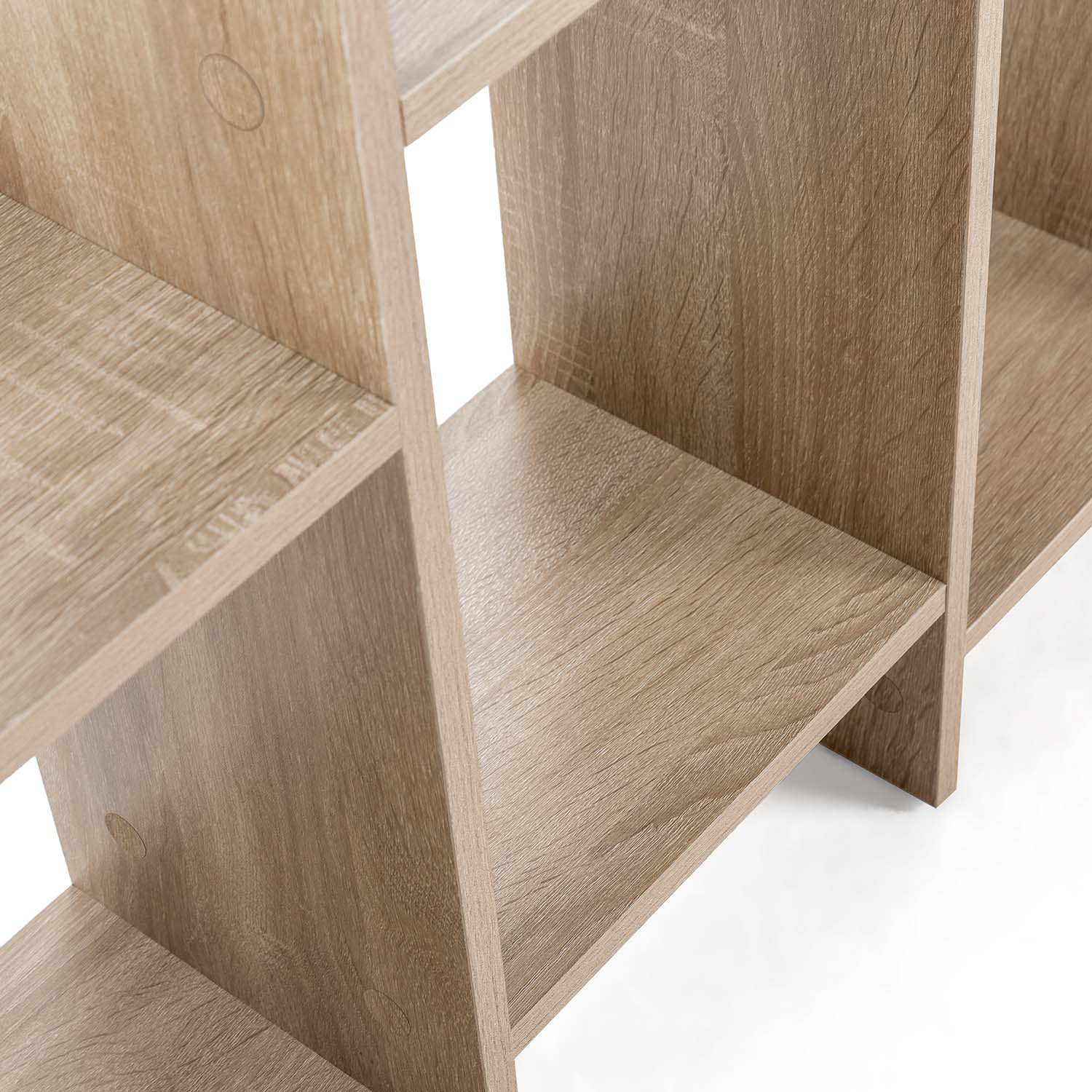 Primer plano de una estantería de madera marrón claro con veta visible y compartimentos.