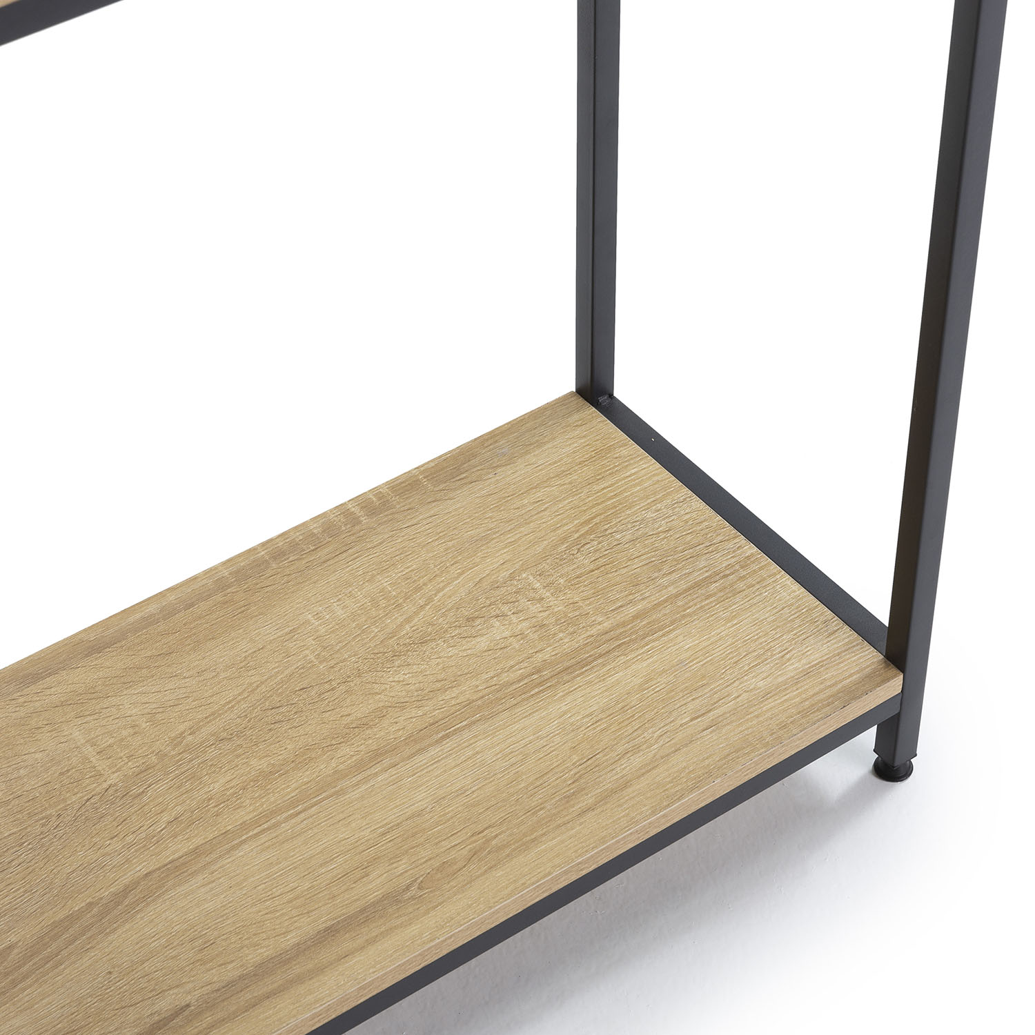 Primer plano de un estante de madera marrón con marco de metal negro. Fondo blanco.