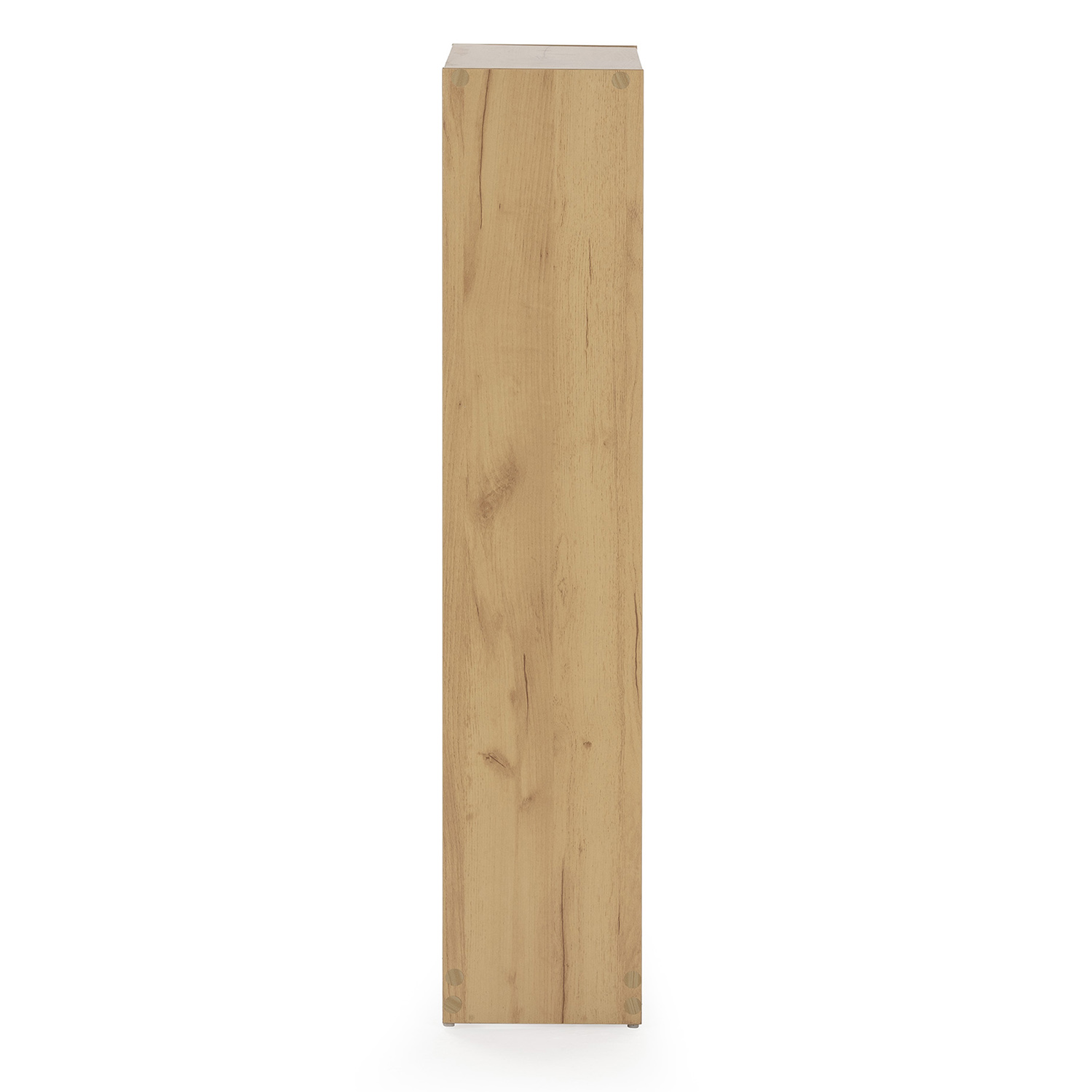 Un estante de madera alto y estrecho con veta de madera clara y pies plateados.