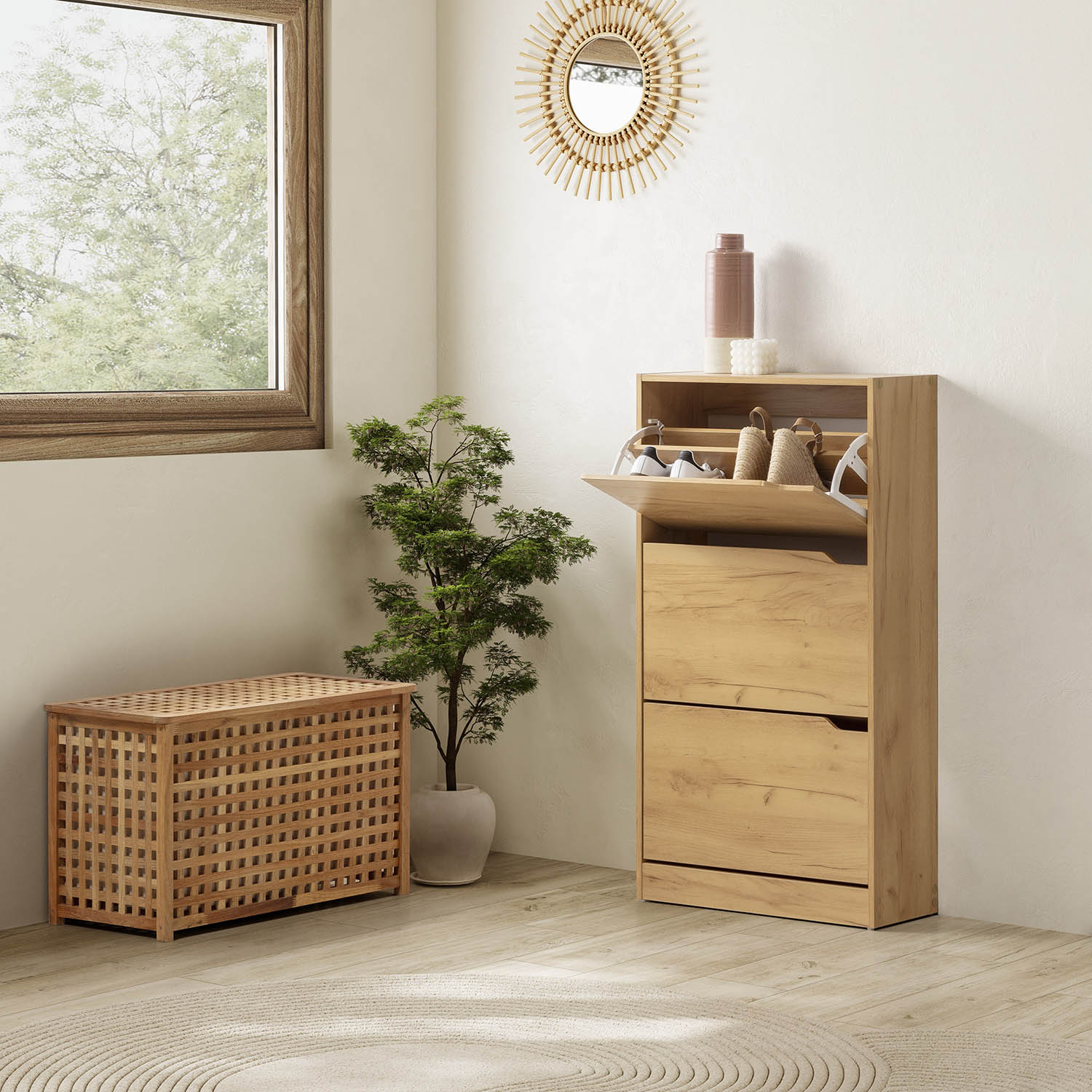 Muebles de madera con zapatos, espejo, planta y ventana en sala luminosa.