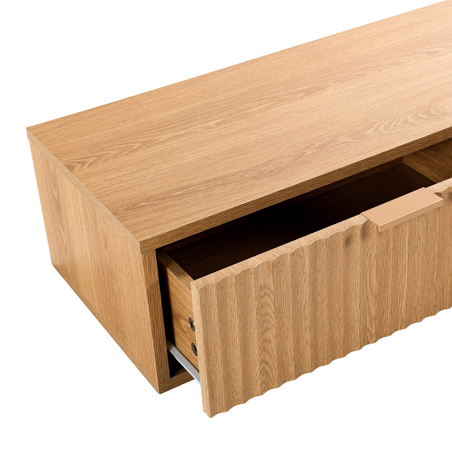 Un cajón de madera está parcialmente abierto, mostrando la veta de la madera.
