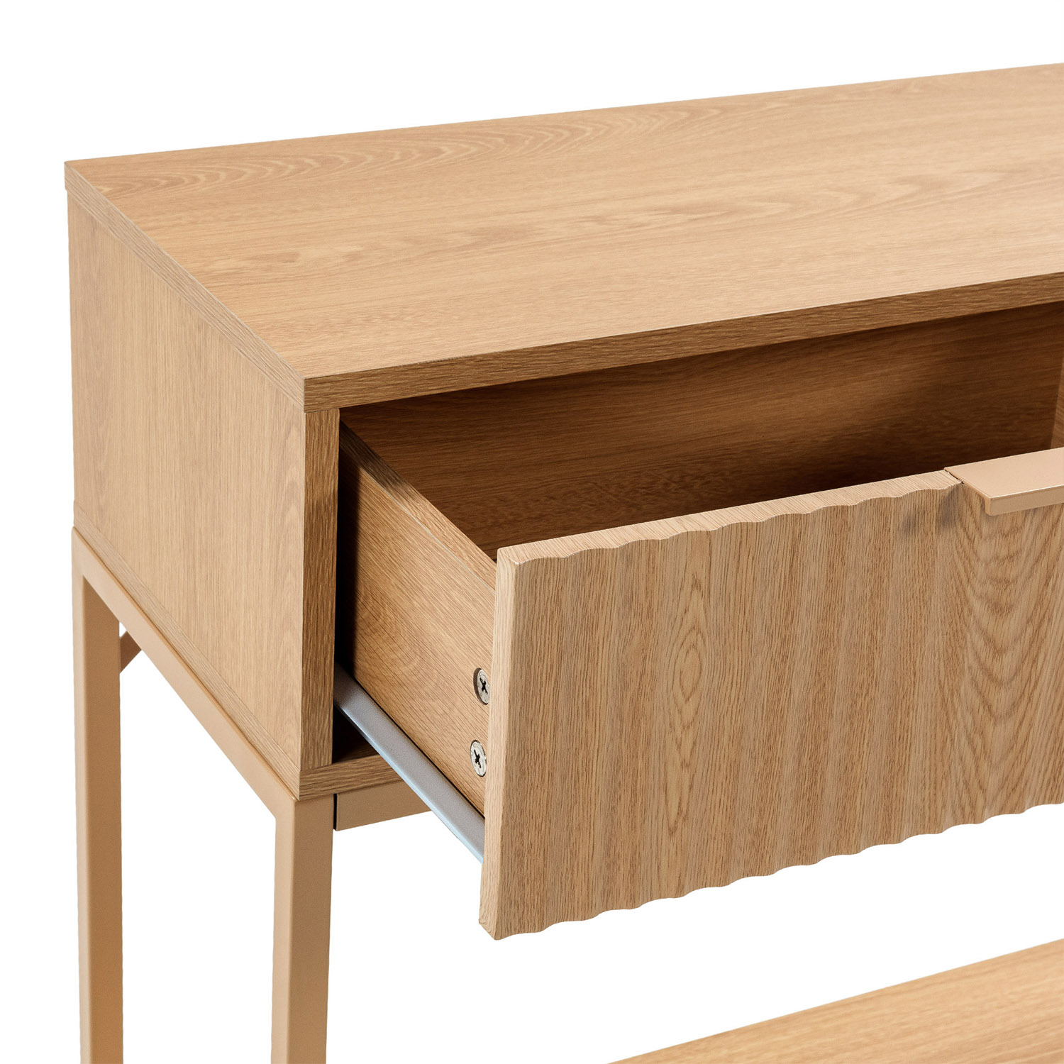 Cómoda de madera con cajón parcialmente abierto sobre patas metálicas.