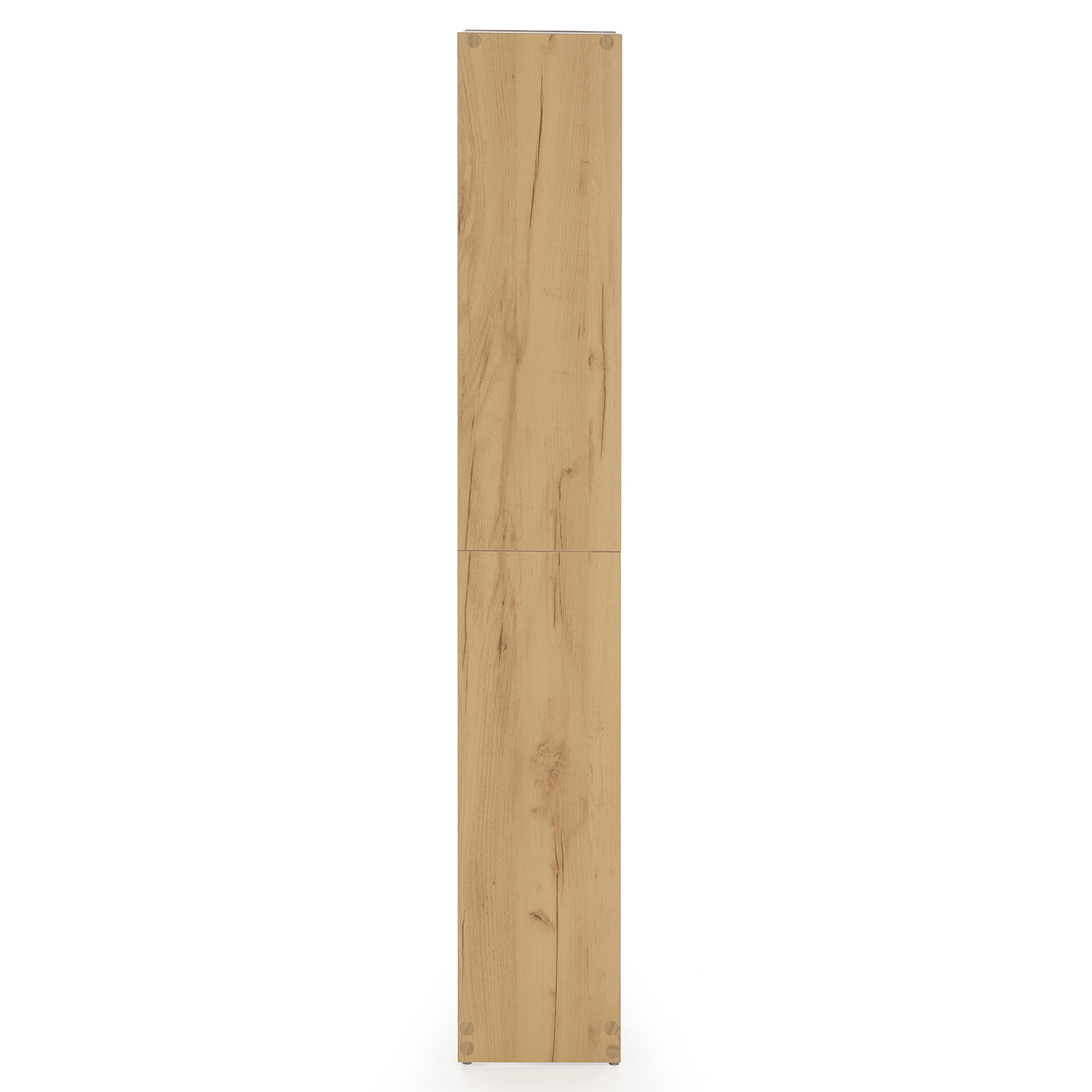 Un armario de madera alto y estrecho con dos puertas.