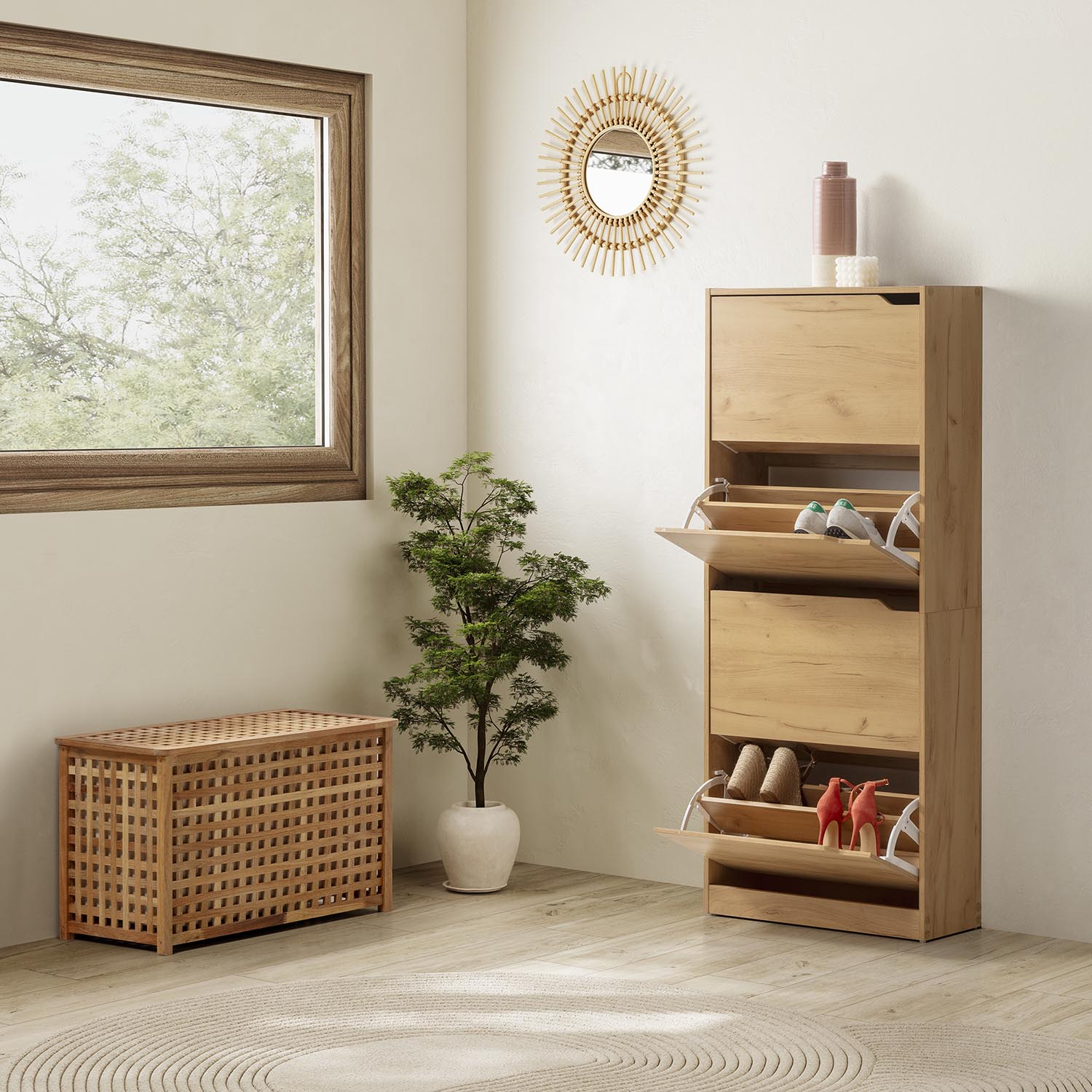 Zapatero de madera con espejo, planta y ventana al fondo.