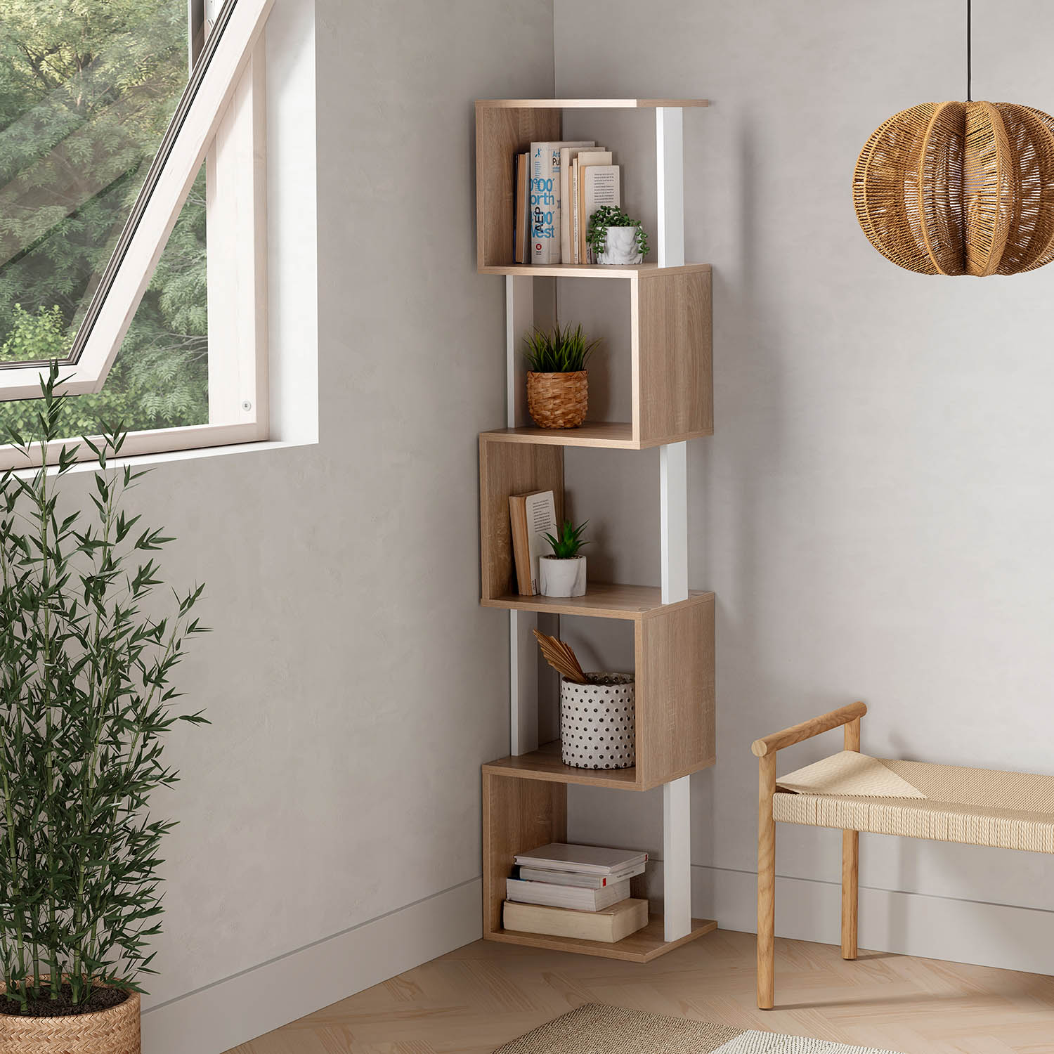 Una estantería alta y escalonada en esquina con libros y plantas, junto a una ventana.
