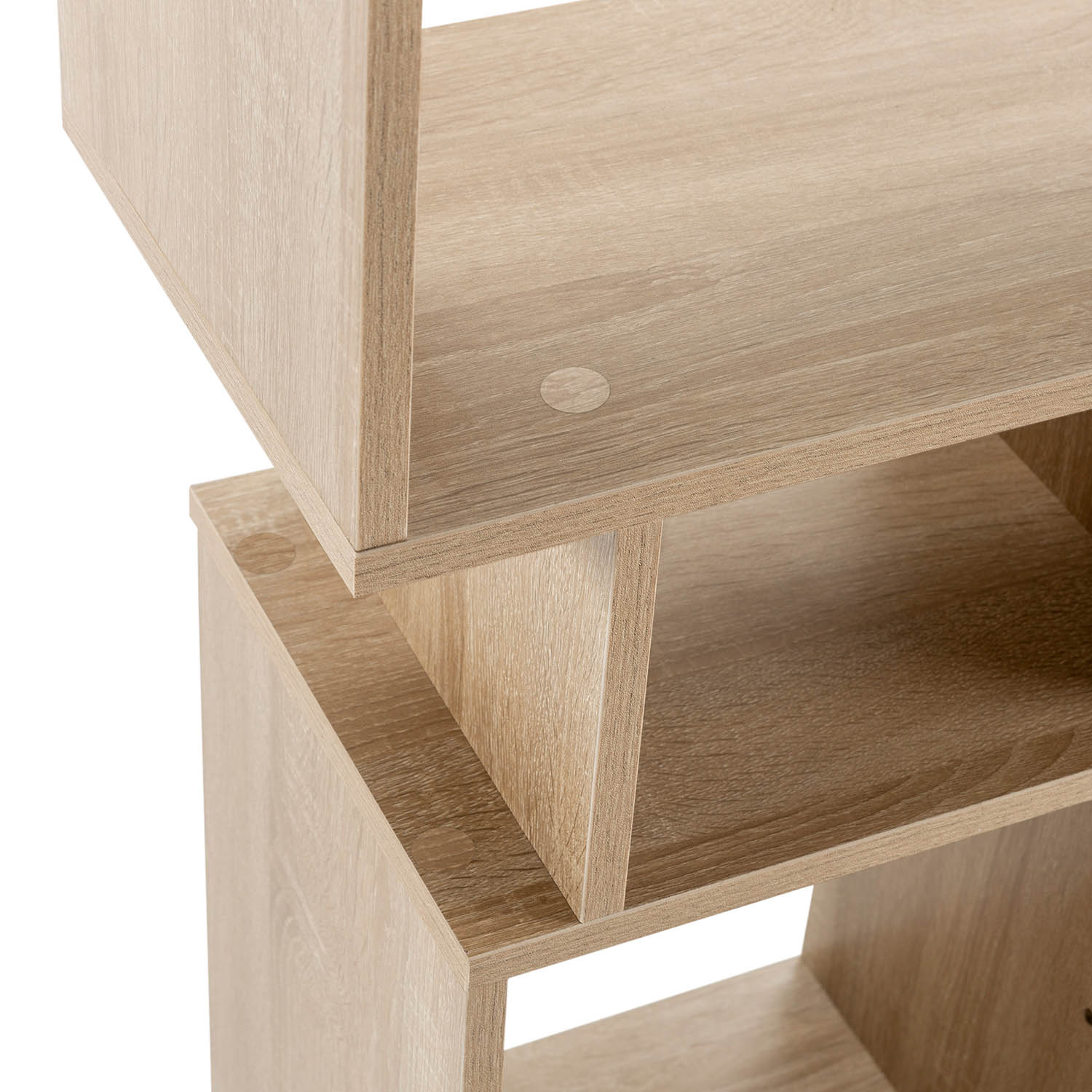 Primer plano de una estantería de madera marrón claro con varios compartimentos.