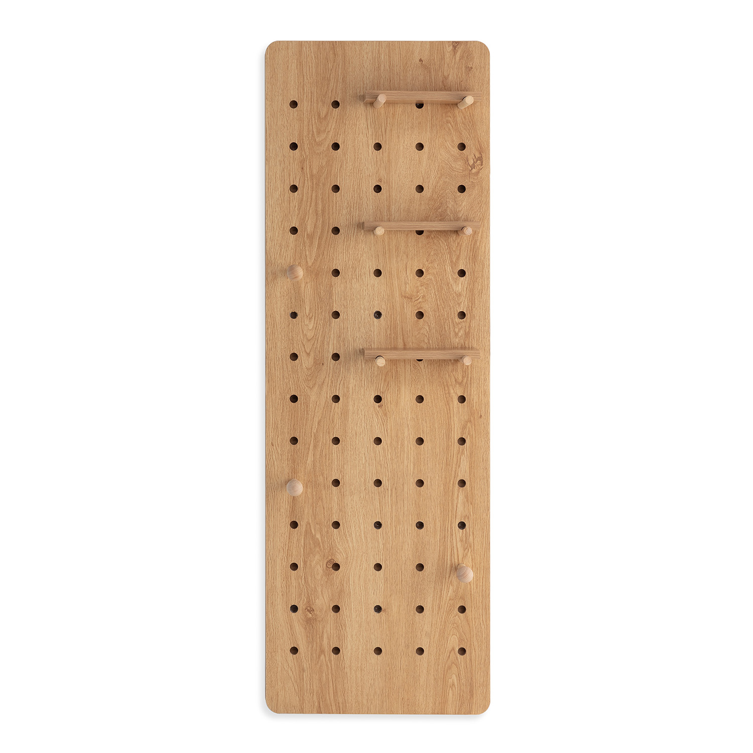 Un tablero de clavijas de madera con muchos agujeros pequeños y algunas clavijas y estantes.