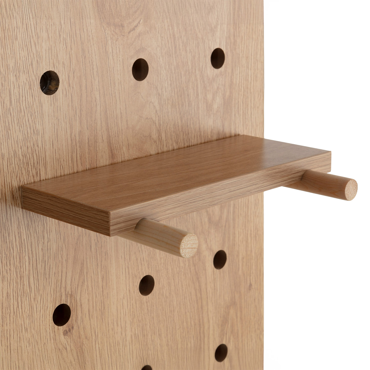 Un estante de madera con dos clavijas en un panel de clavijas con veta de madera.