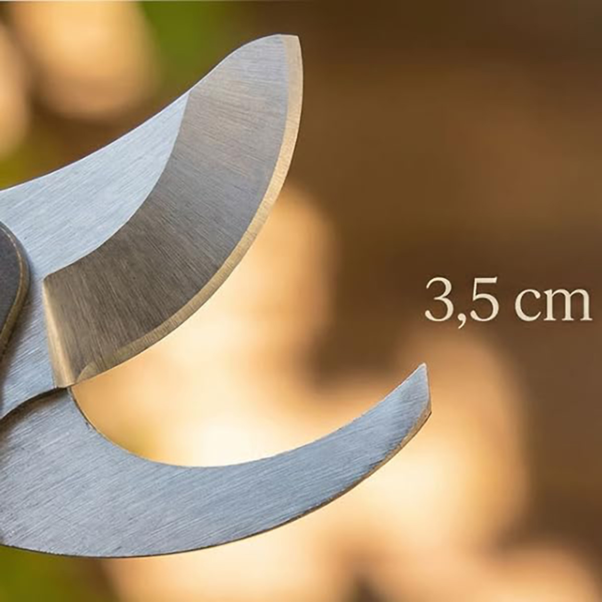 Primer plano de cuchillas de podar con medida de 3,5 cm.