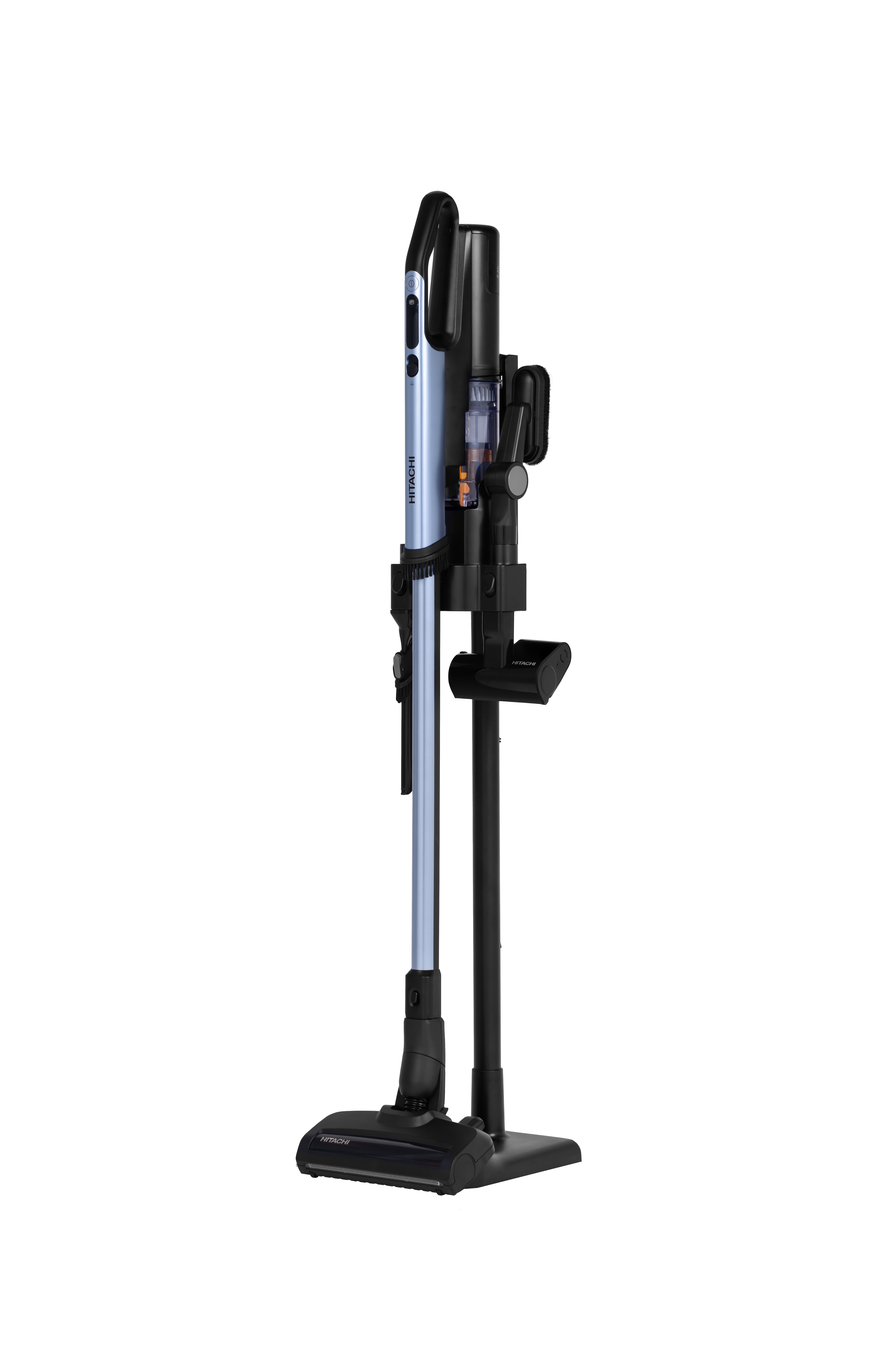 Ein blauer Hitachi Akku-Staubsauger mit schwarzem Ständer und Zubehör.