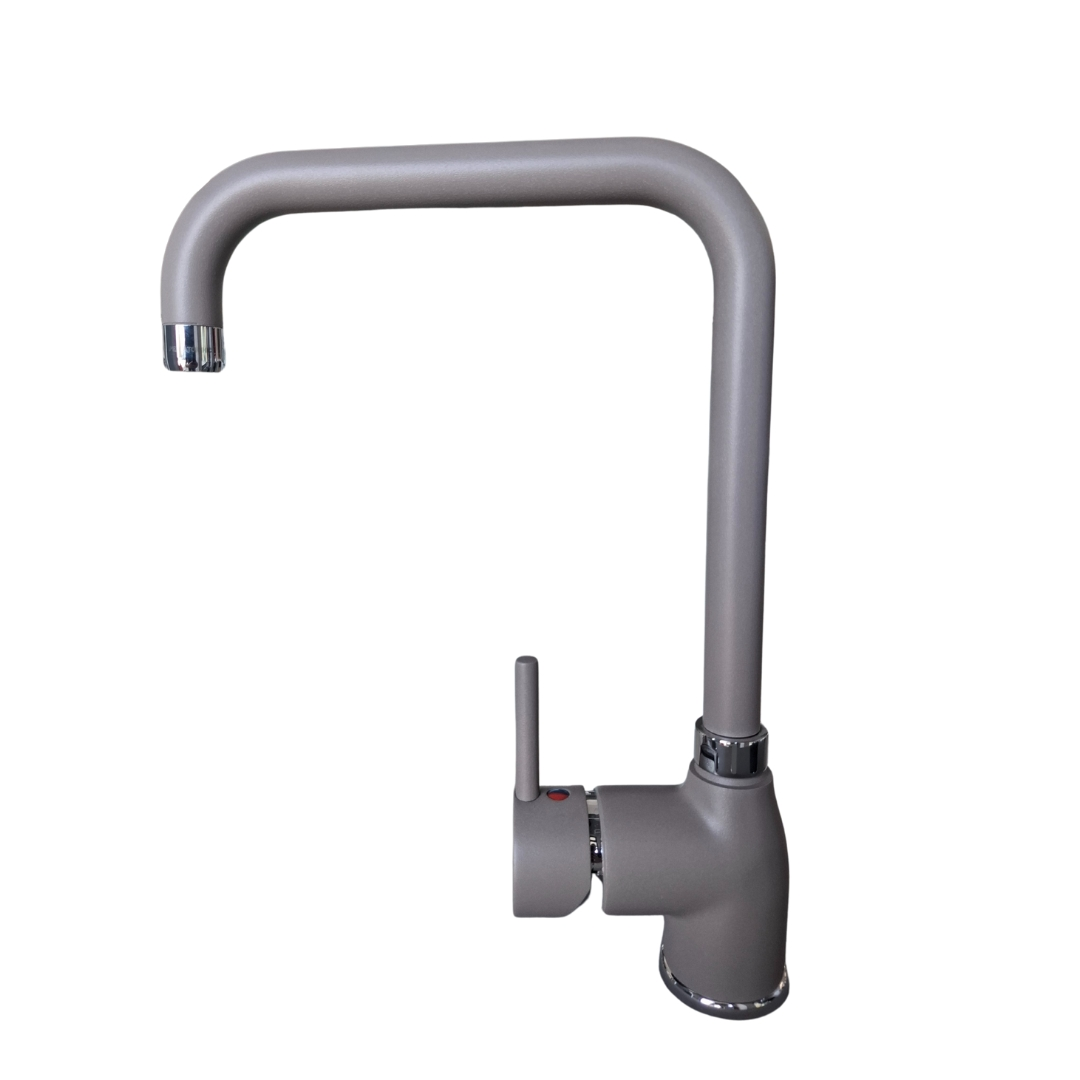 Un moderno rubinetto da cucina grigio con arco alto e maniglia a leva singola su sfondo bianco.