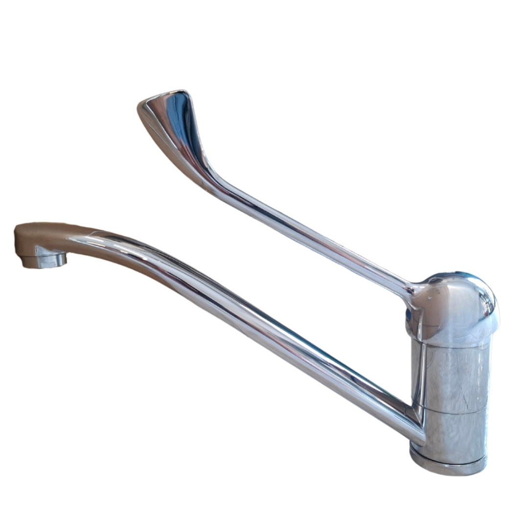 Un rubinetto cromato lucido con due beccucci curvi.