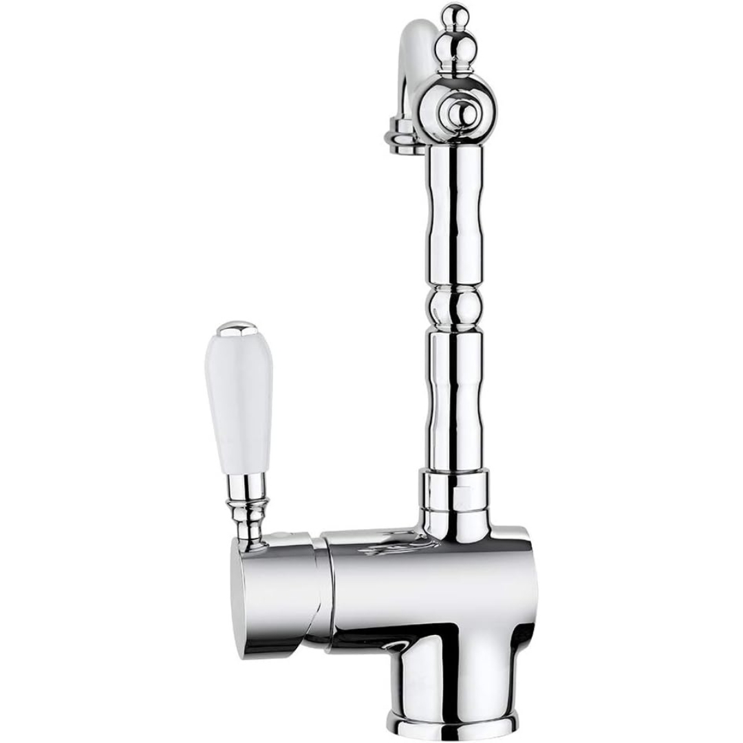 Un rubinetto cromato lucido con manico bianco ed elementi decorativi.