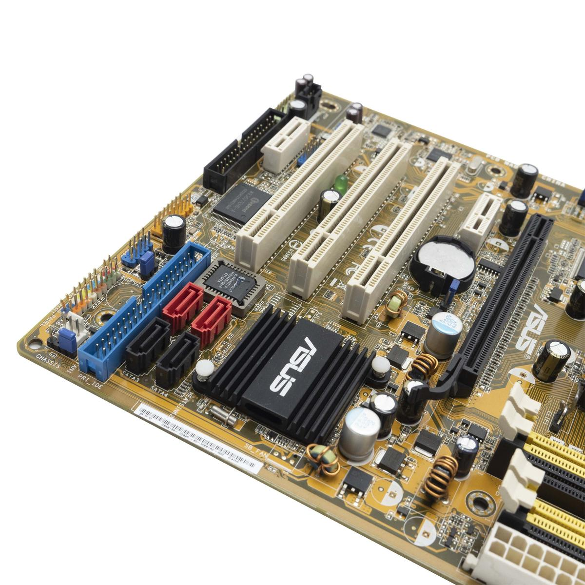 Una scheda madre ASUS con vari connettori, dissipatori e chip.