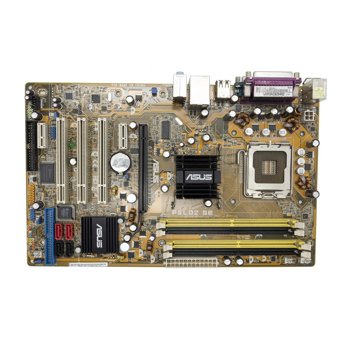Una scheda madre per computer con socket CPU, slot RAM, slot di espansione e connettori.