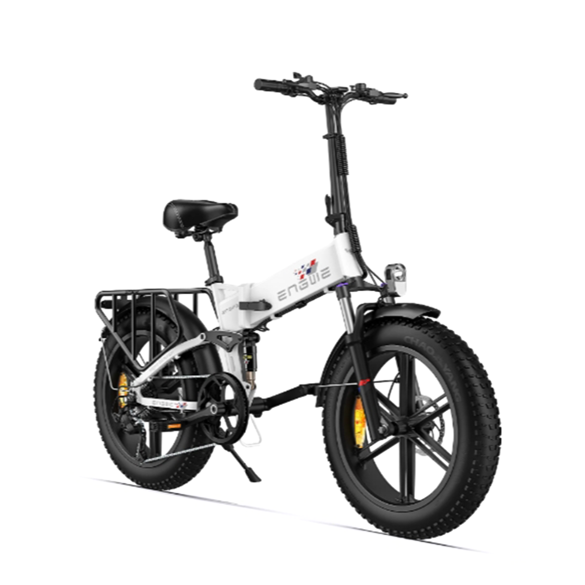Una e-bike pieghevole bianca con pneumatici larghi, sella nera e portapacchi.