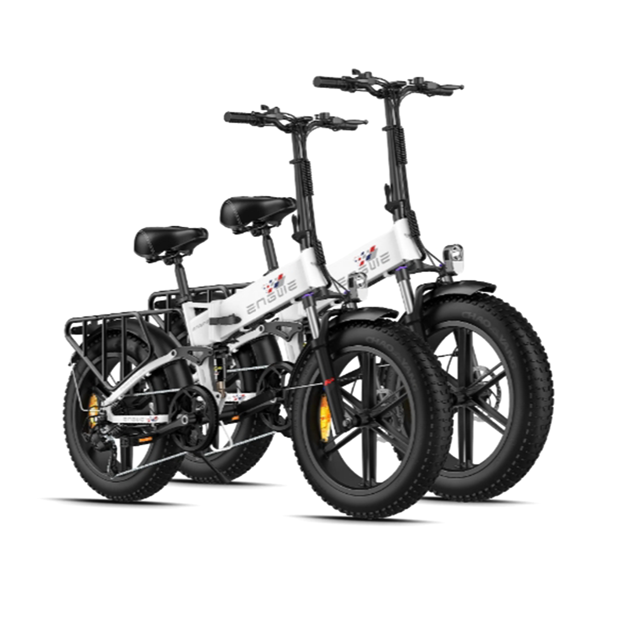 Due bici elettriche pieghevoli bianche con pneumatici grassi e portapacchi affiancate.