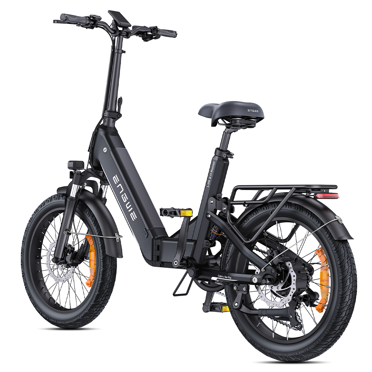 Bicicletta elettrica nera con pneumatici larghi, portapacchi posteriore e riflettori arancioni.