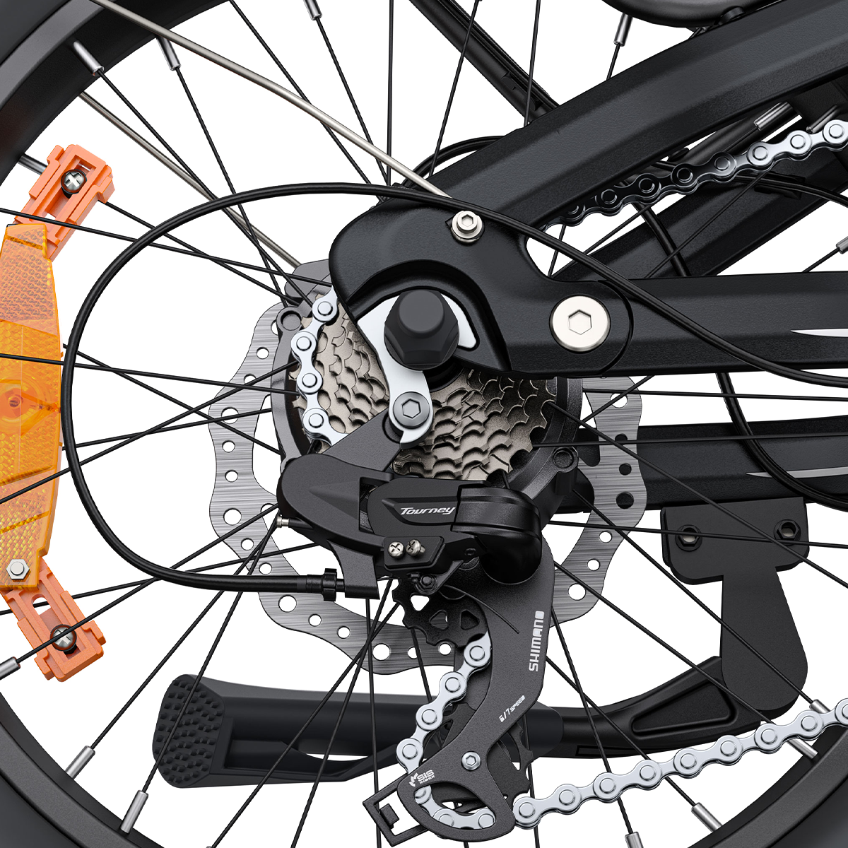 Primo piano del cambio e della ruota della bicicletta con riflettore arancione.