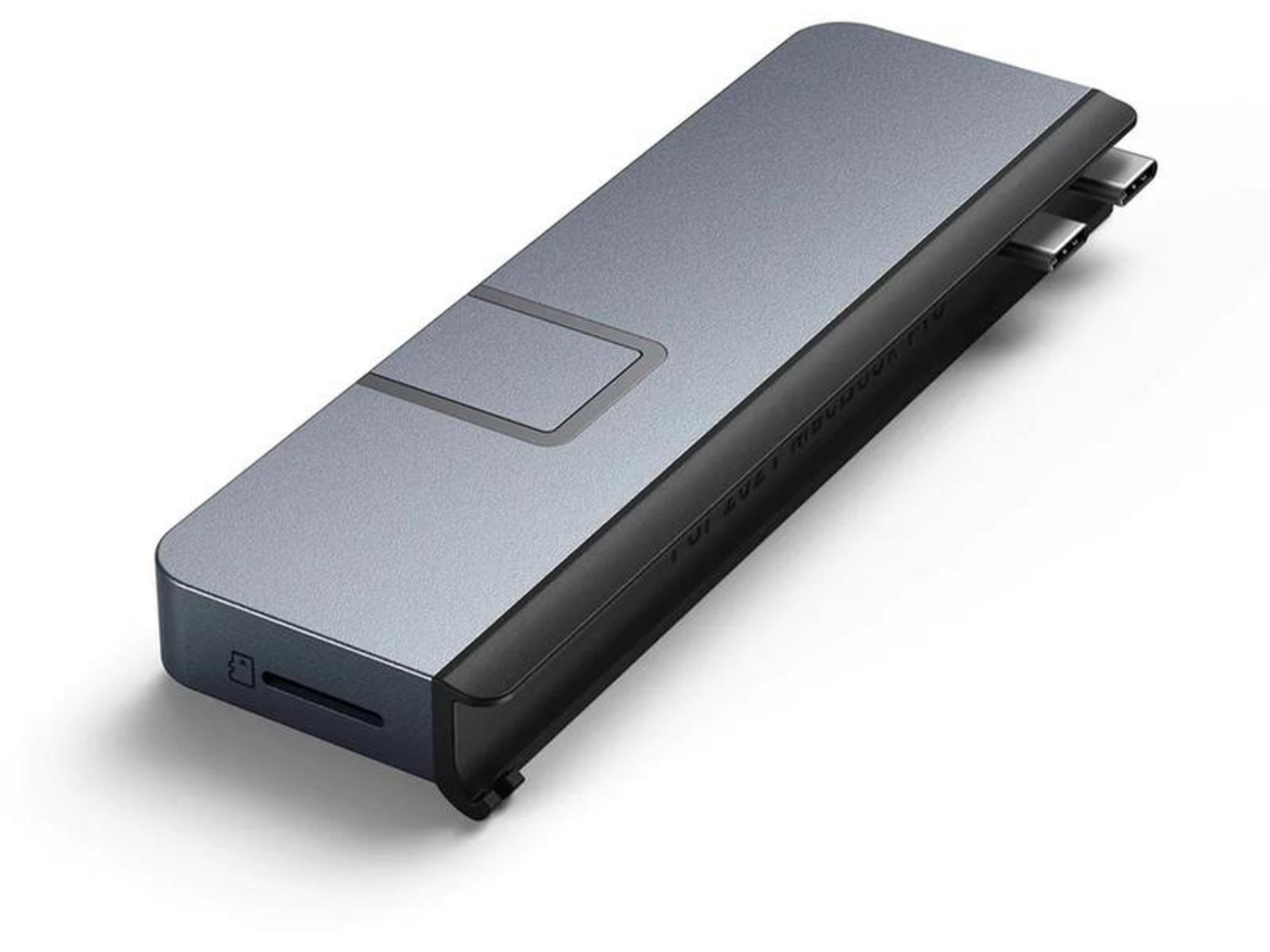 Hub USB-C gris con ranura para tarjeta SD y dos puertos USB-C.