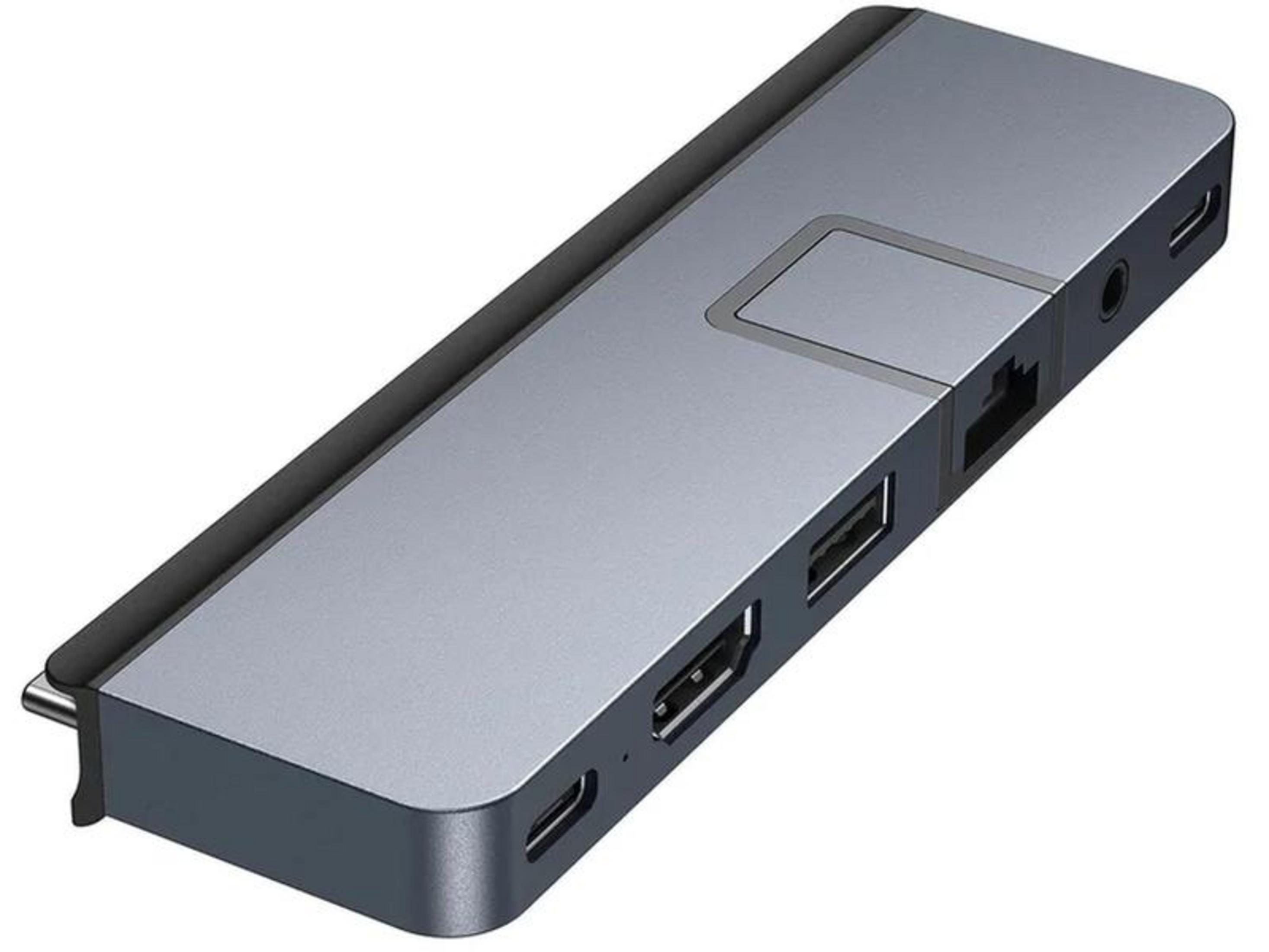 Hub USB-C gris con varios puertos, incluyendo HDMI, USB-A y Ethernet.